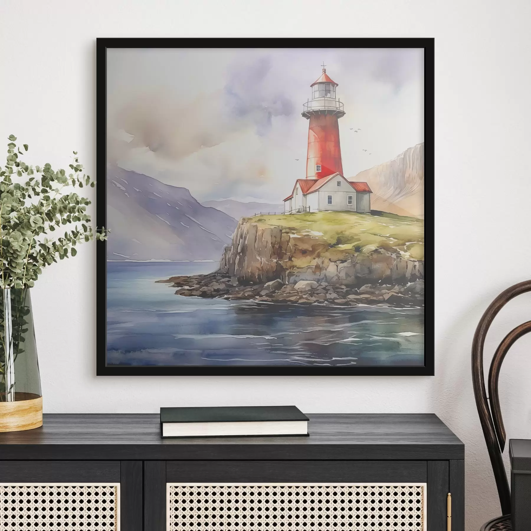 Fotobehang Een rode vuurtoren op een helling bij een baai op een eiland tegen de achtergrond van bergen en een bewolkte lucht f38912