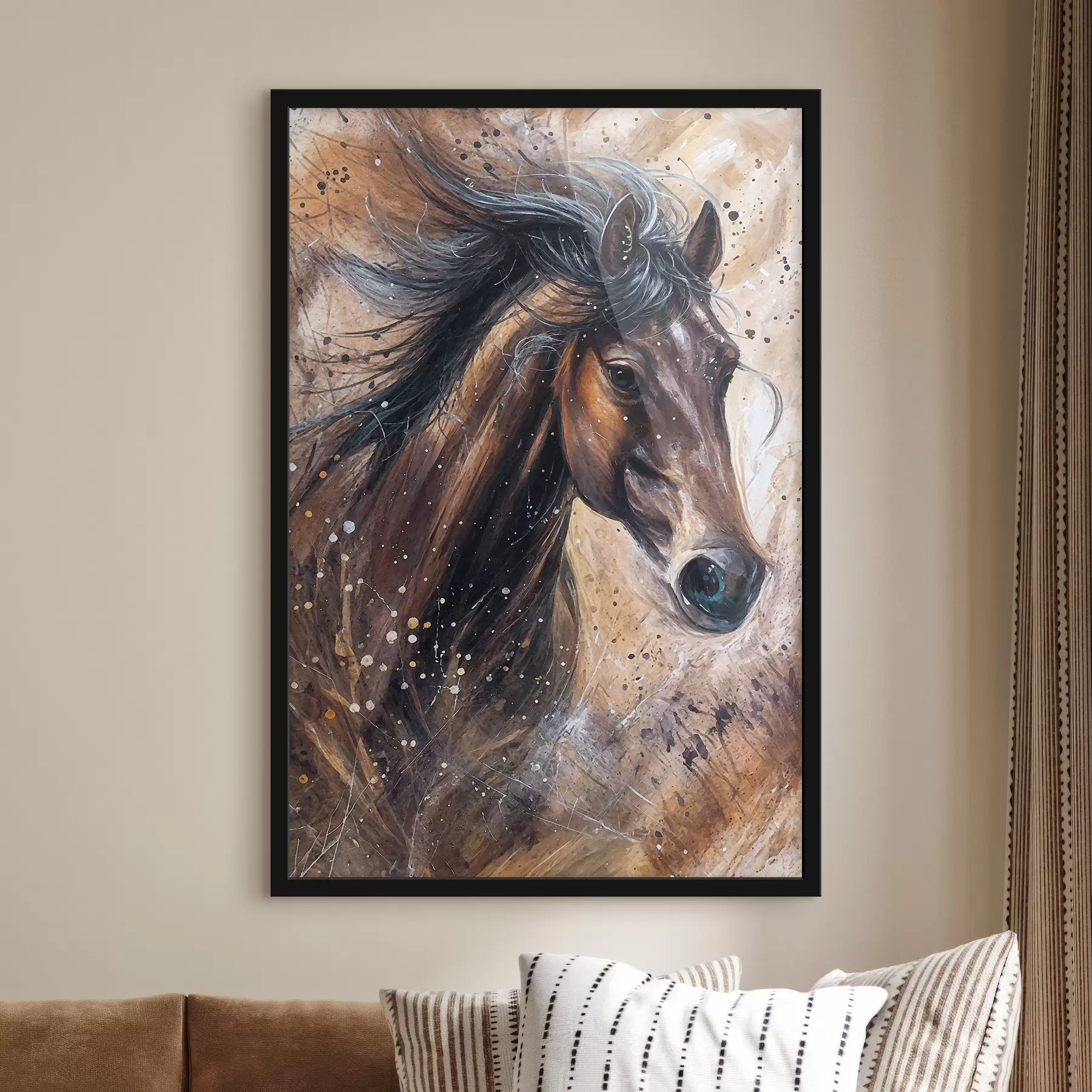 Fotobehang Schilderij van een bruin paard met golvende manen, tegen een gestructureerde achtergrond met kleuraccenten f38959