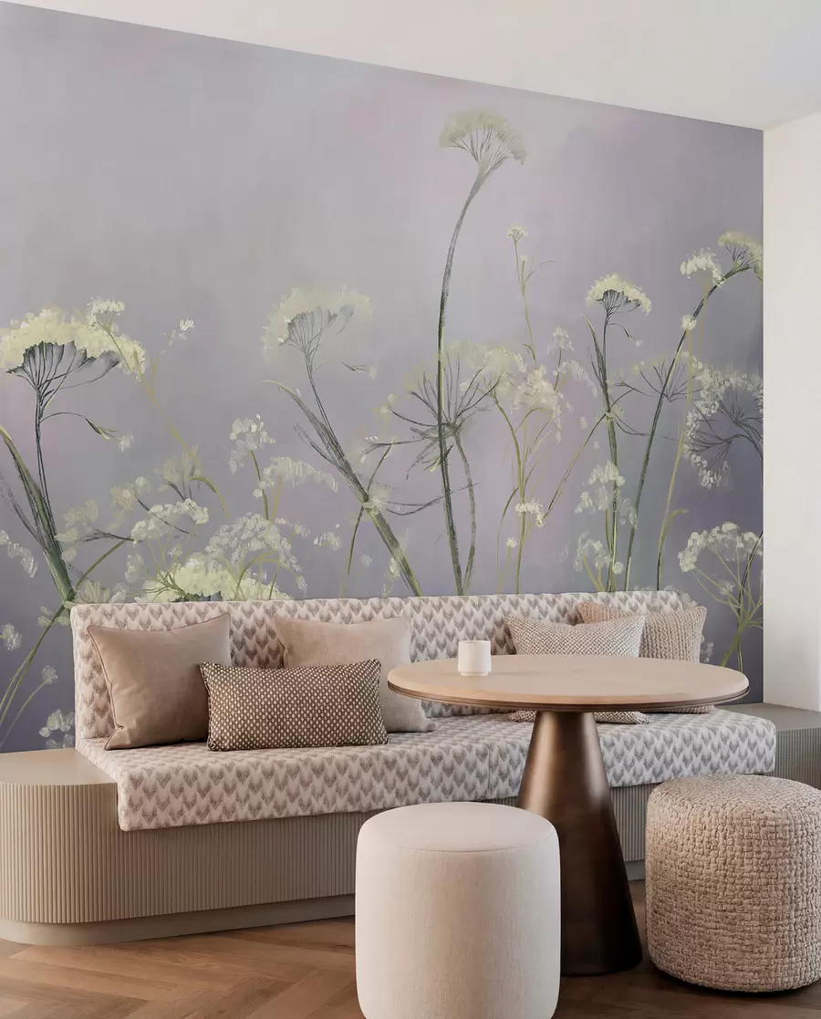 Fotobehang Witte wilde bloemen in een mistig veld met zachte, wazige grijze achtergrond w00903