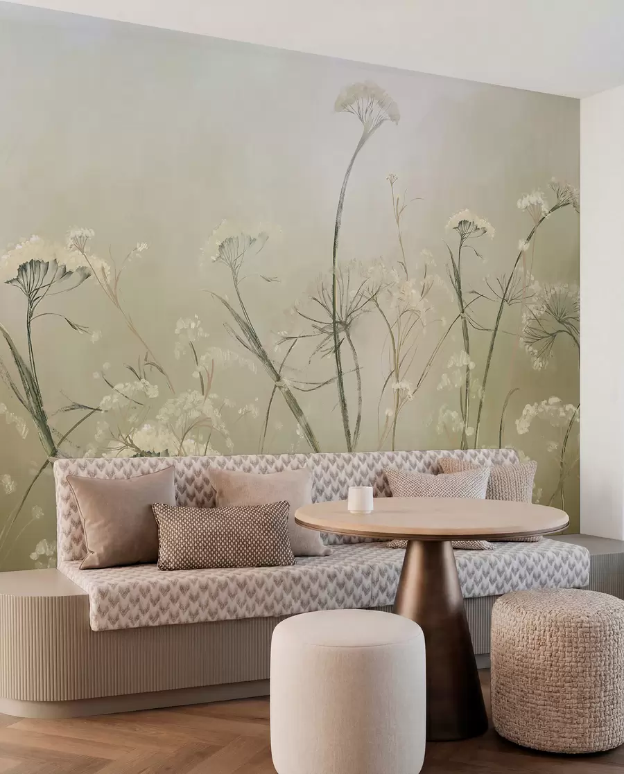 Fotobehang Witte wilde bloemen in een mistig veld met zachte, wazige sepia achtergrond w00903v1