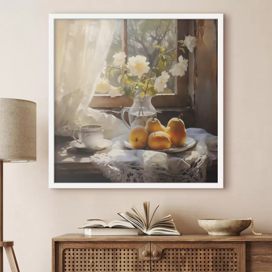Fotobehang Rustiek stilleven met gele rijpe peren op een bord op een tafel bij het raam, witte rozen in een glazen kan, witte kanten gordijnen f39129