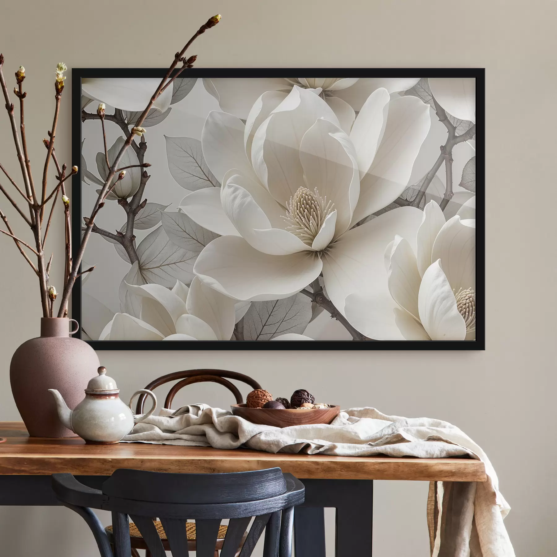  Schilderijen Witte magnoliabloem met delicate bloemblaadjes omgeven door groene bladeren tegen een lichte achtergrond f39527