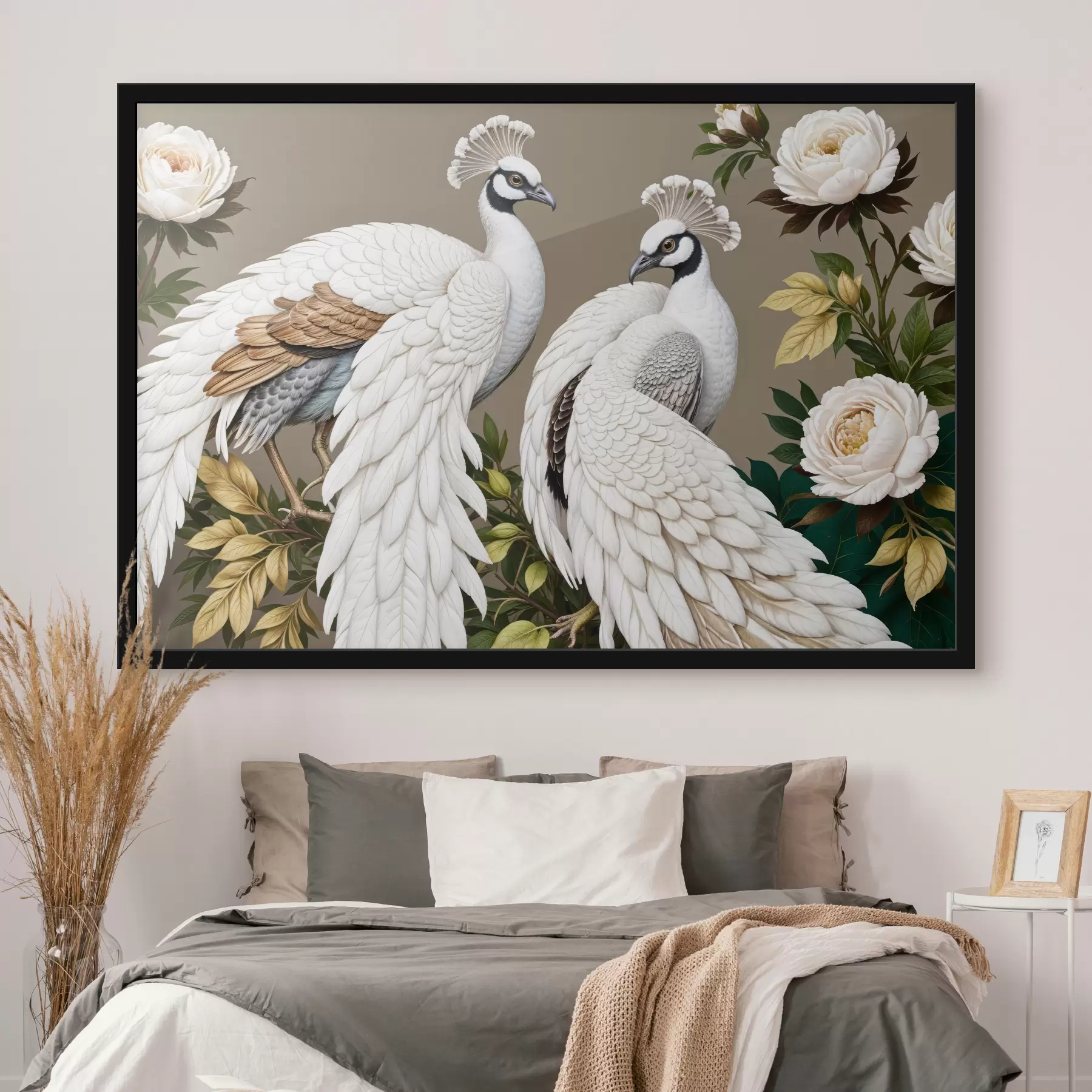 Fotobehang Twee witte pauwen met sierlijke veren zitten op een tak met bloemen f40022