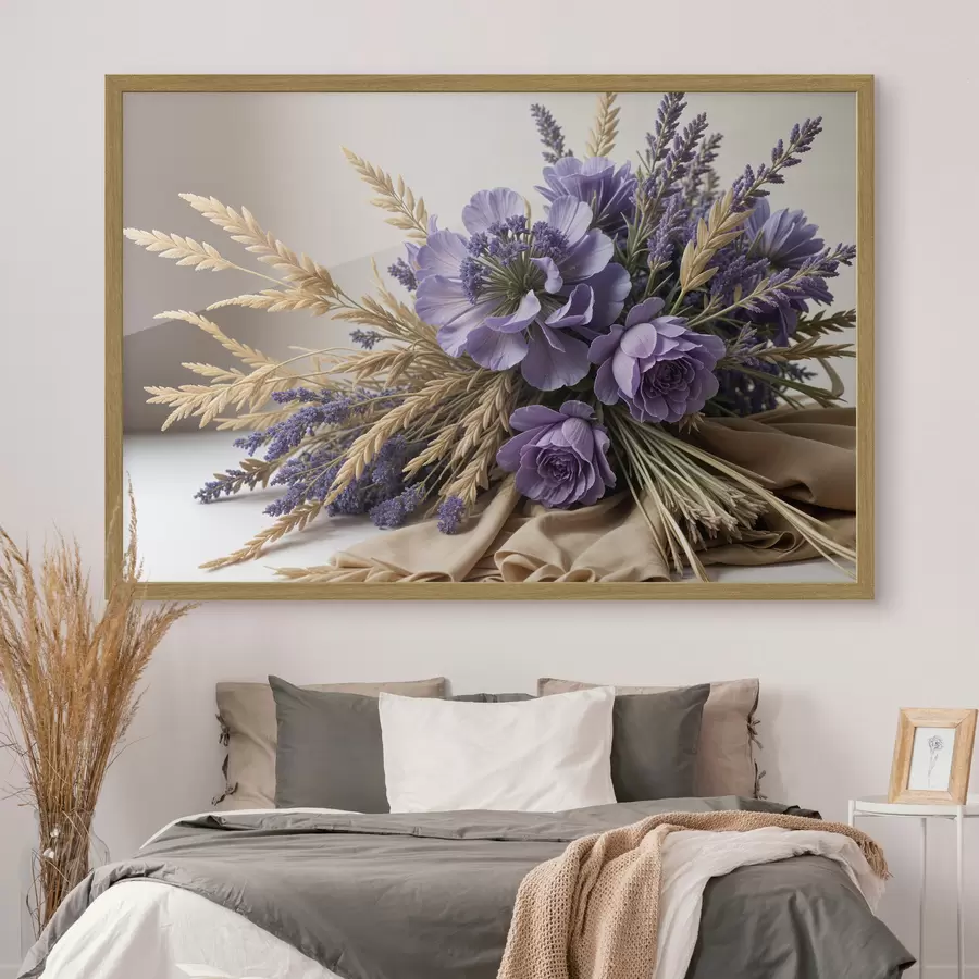 Fotobehang Een boeket van paarse bloemen, waaronder pioenrozen en lavendel, met tarwestengels op een lichte achtergrond f40030