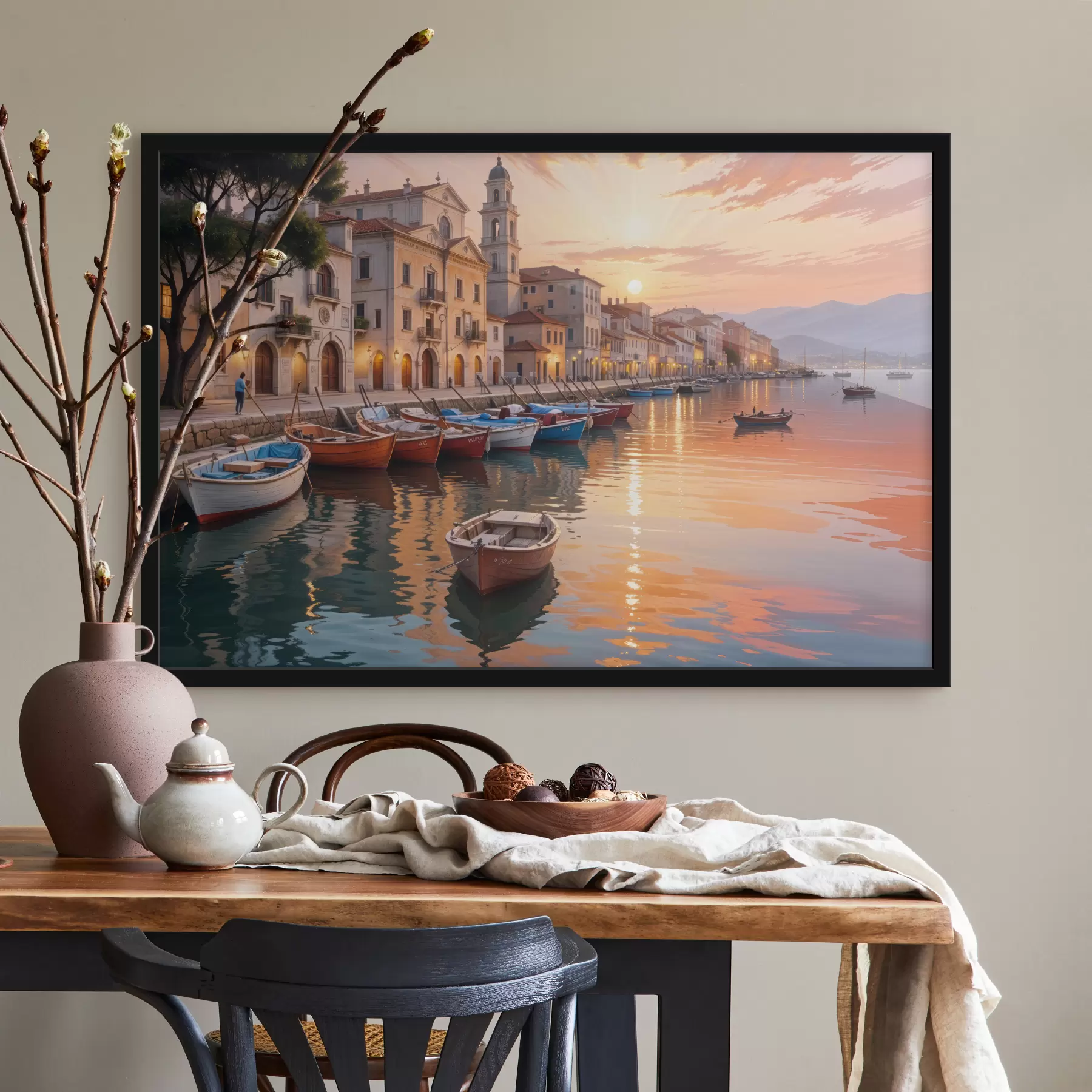 Fotobehang Italiaanse kustplaats bij zonsondergang, met kleurrijke gebouwen langs de waterkant en boten die in het kalme water dobberen f40150