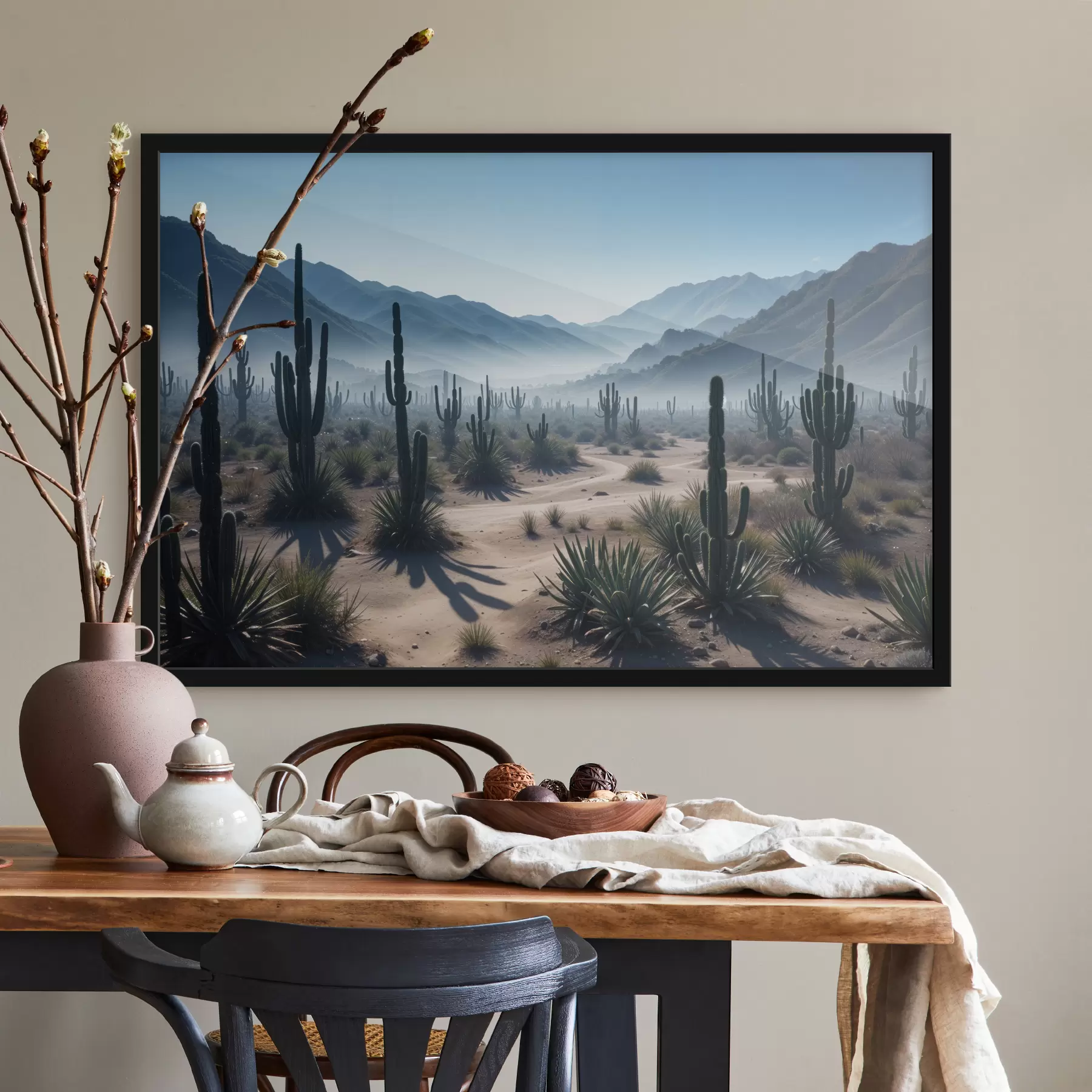 Fotobehang Een woestijnlandschap met hoge cactussen en yuccaplanten op de voorgrond, omgeven door wazige bergen f40153