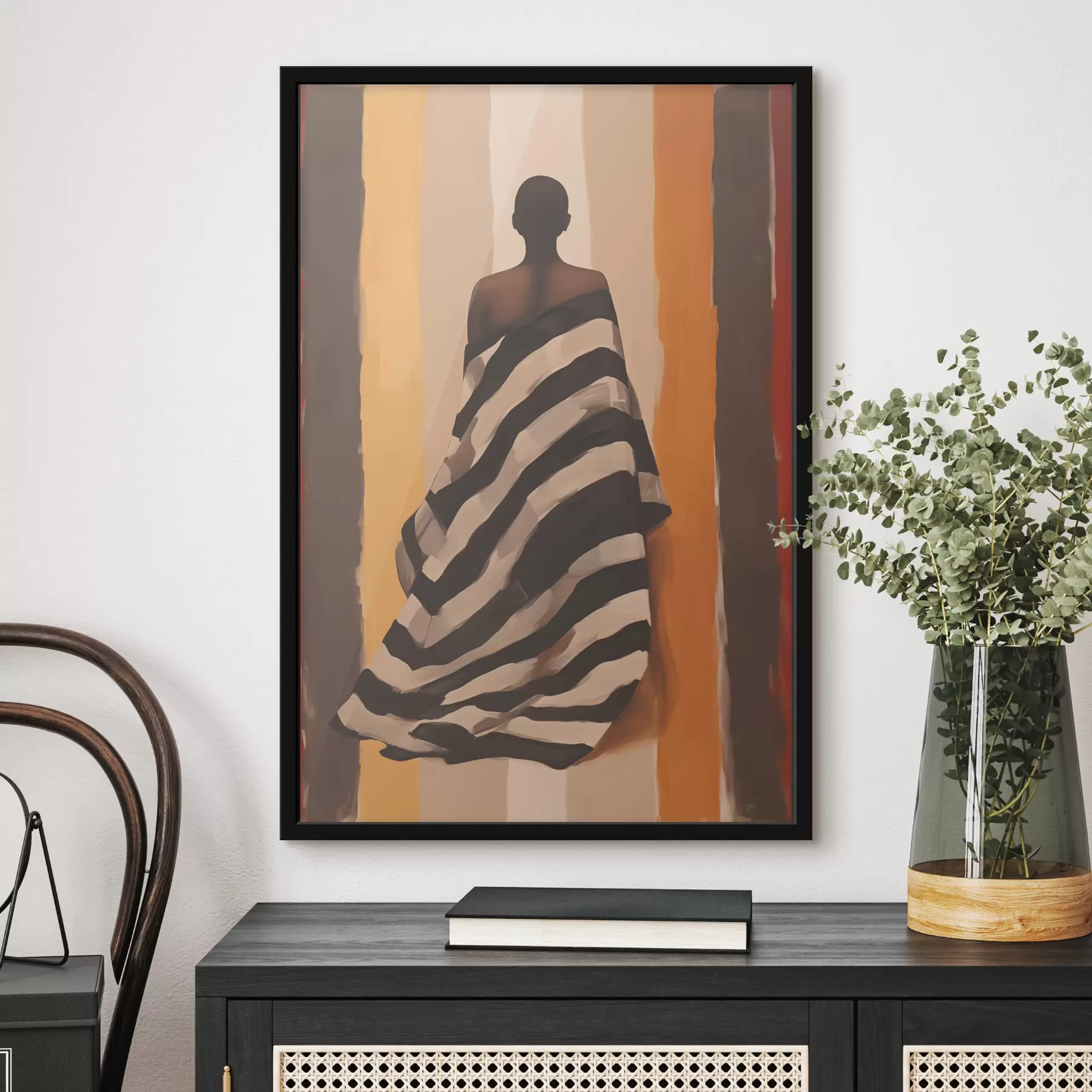  Schilderijen Silhouet van een Afro-Amerikaanse vrouw in een gestreepte cape op een achtergrond met verticale strepen, zwart, beige, geel, rood, bruin f40487