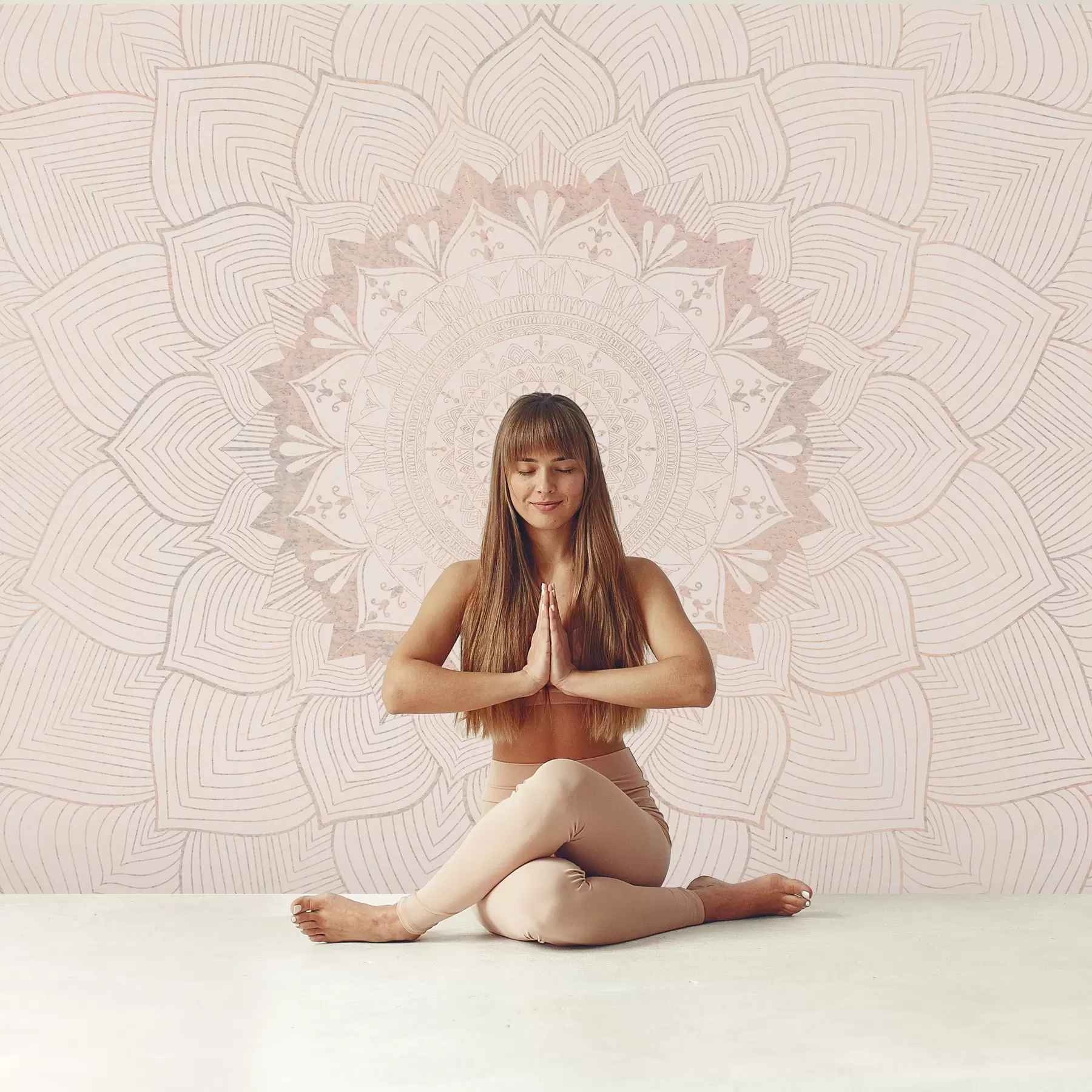 Fotobehang Ronde mandala, behang voor yogaruimte of om persoonlijke ruimte te harmoniseren. Muurmandala in warme pastelkleuren op een gestructureerde onregelmatige achtergrond w01088