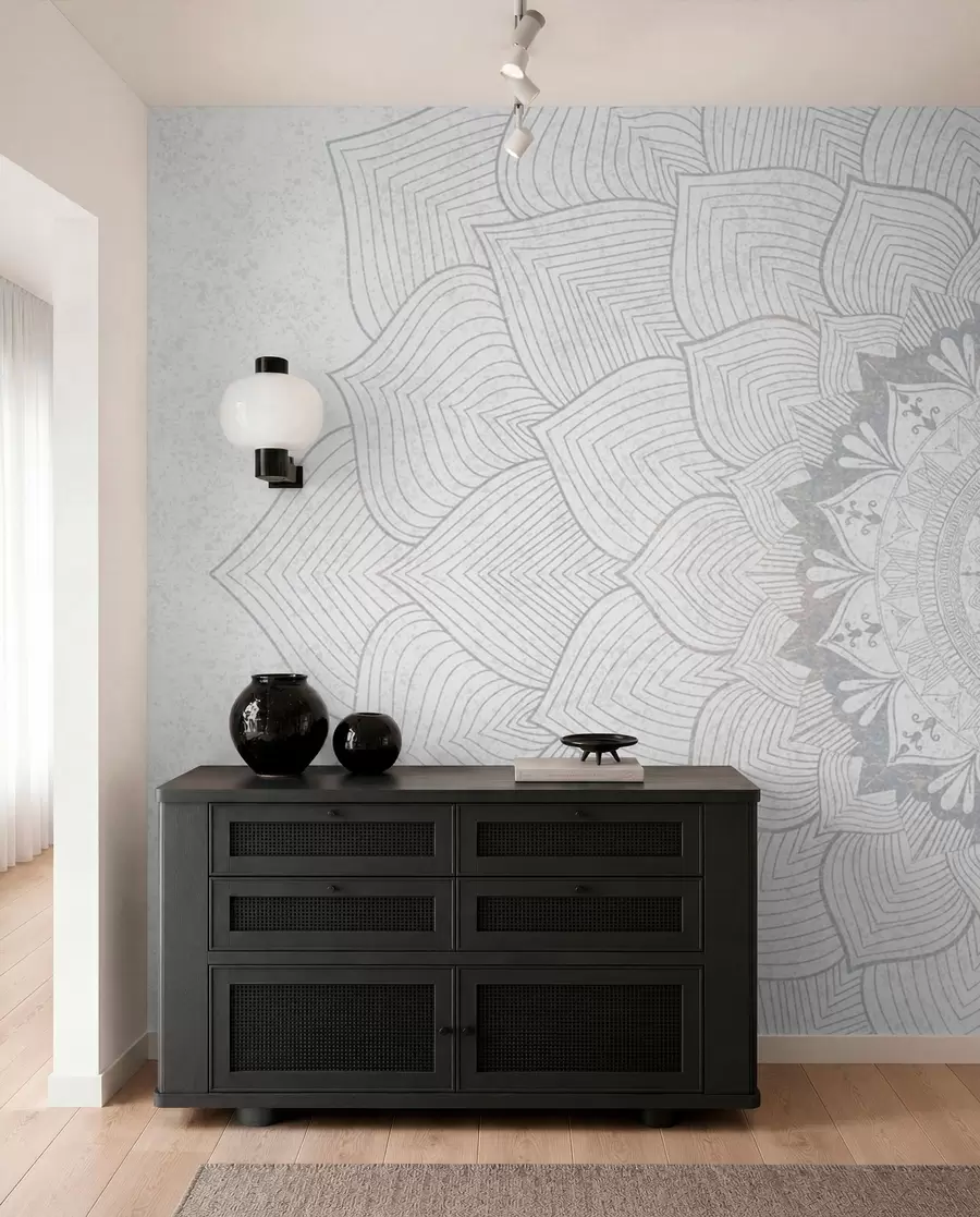 Fotobehang Ronde mandala, behang voor yogaruimte of om persoonlijke ruimte te harmoniseren. Muurmandala in grijstinten op een heterogene achtergrond met structuur w01088v2
