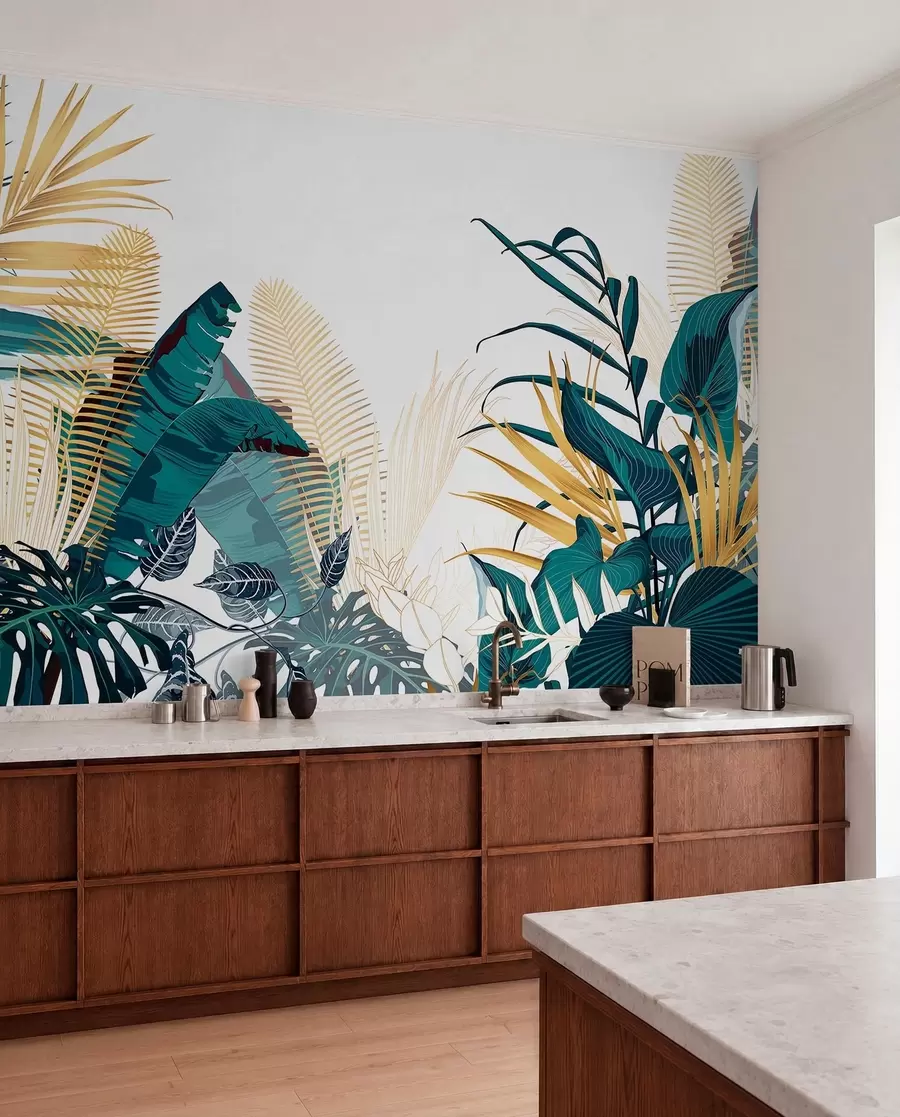 Fotobehang Een tropisch weelderig groen bladerdak, inclusief palmbladeren, varens en andere exotische planten in donkergroene en oranje kleuren w08338