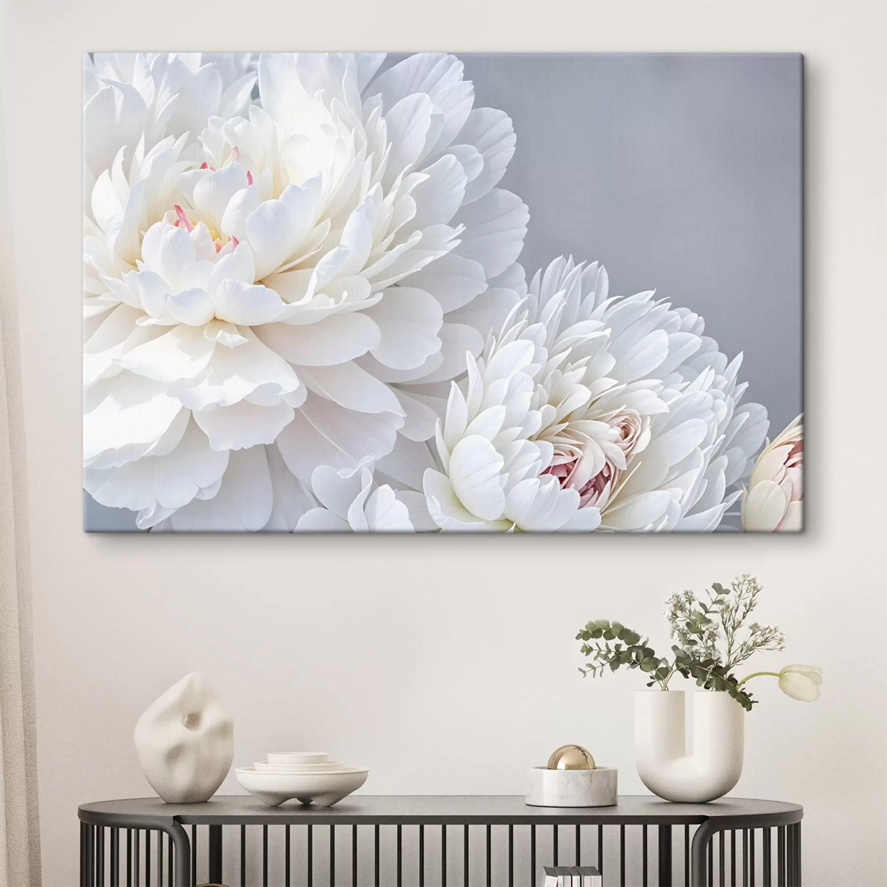 Fotobehang Witte pioenbloemen met zachte, delicate bloemblaadjes tegen een lichtgrijze achtergrond s41085