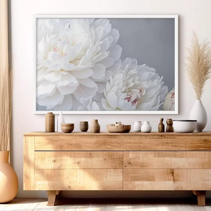 Fotobehang Witte pioenbloemen met zachte, delicate bloemblaadjes tegen een lichtgrijze achtergrond f41085