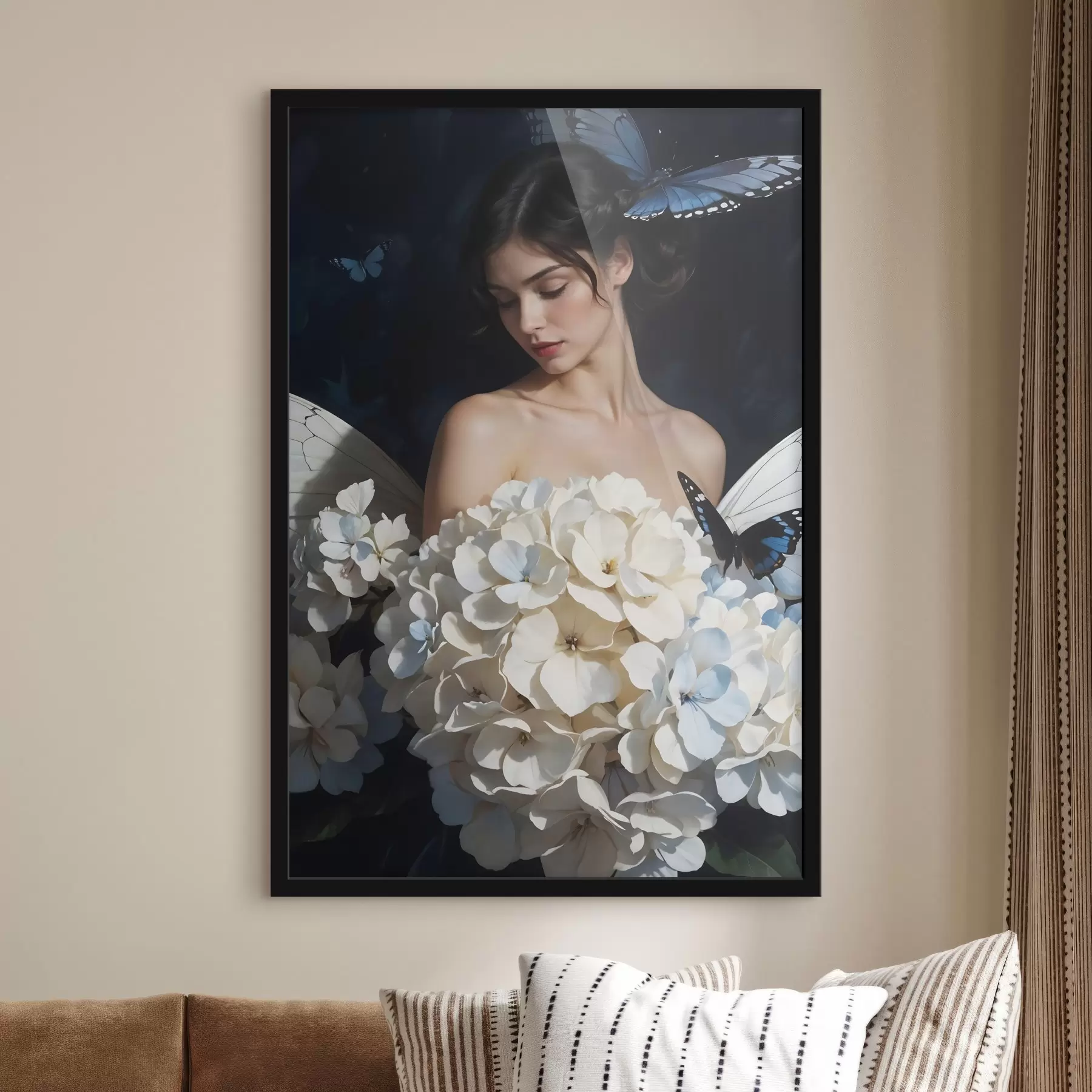 Fotobehang Een jonge vrouw met een groot boeket witte bloemen tegen een donkere achtergrond met blauwe vlinders f41257
