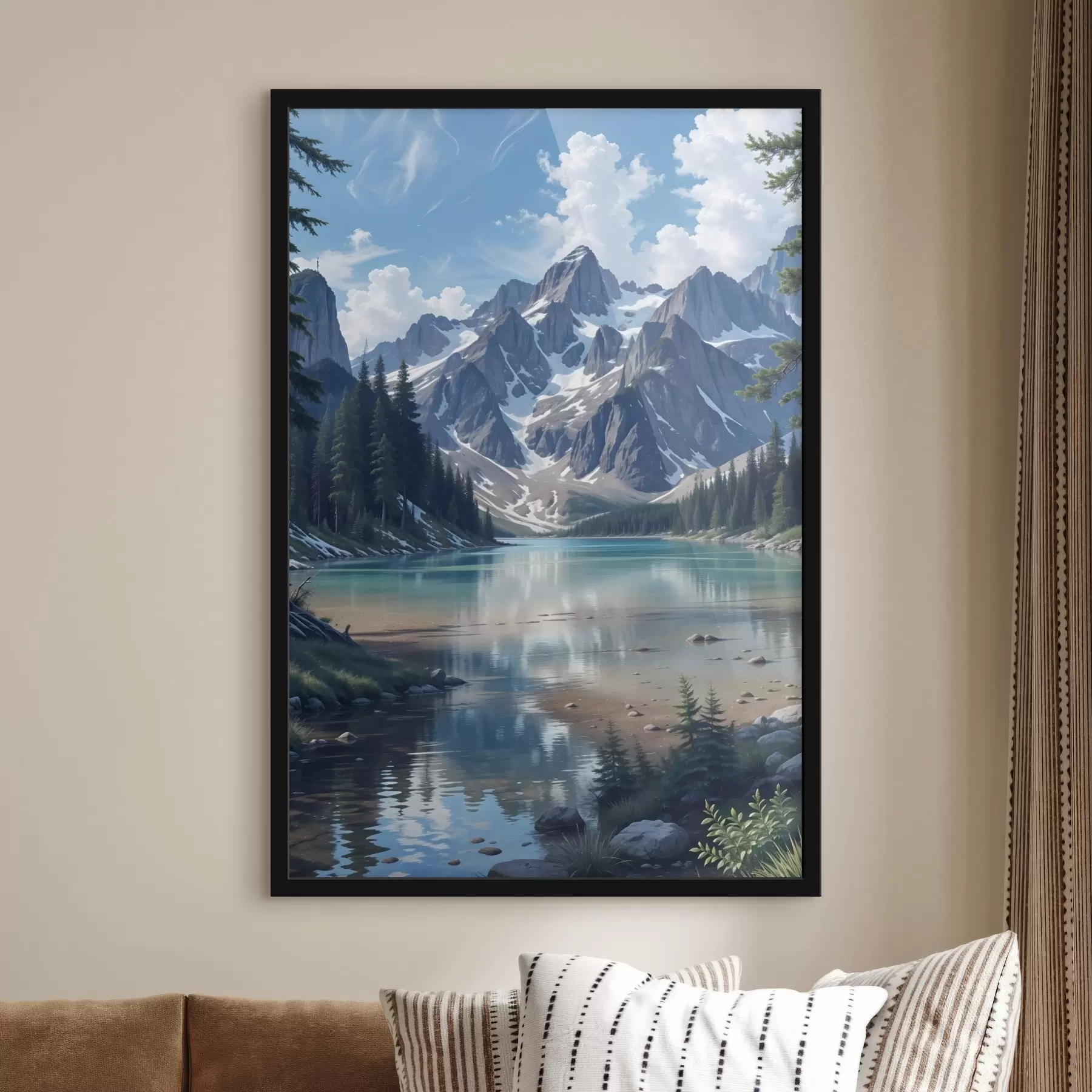 Fotobehang Een sereen alpenmeer omringd door majestueuze besneeuwde bergen, met een dicht bos en een bewolkte lucht f41264
