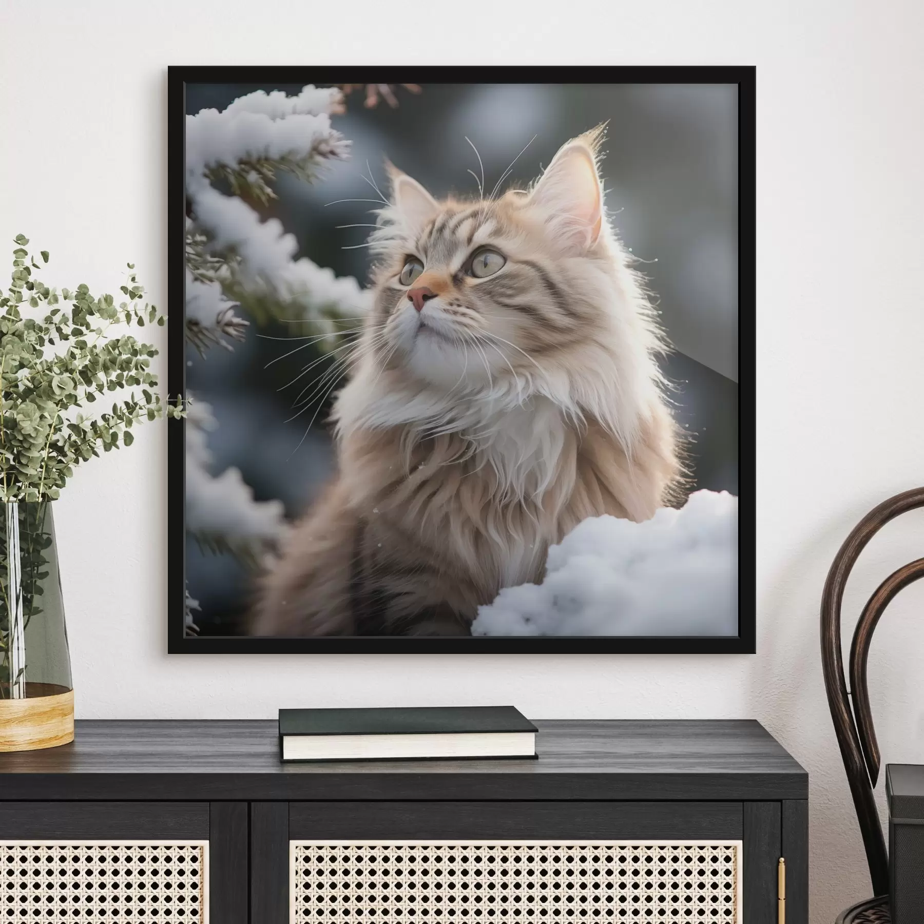 Fotobehang Pluizige gemberkat zit bij sneeuw op donkere achtergrond f41435