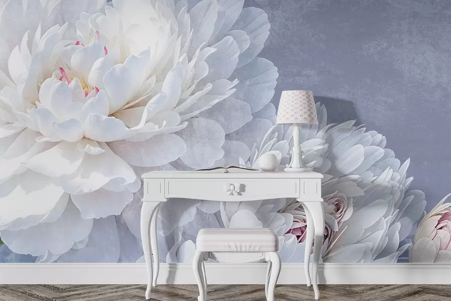 Fotobehang Witte gedetailleerde pioenbloemen met zachte, delicate bloemblaadjes tegen een licht pastelblauwe getextureerde achtergrond w08379