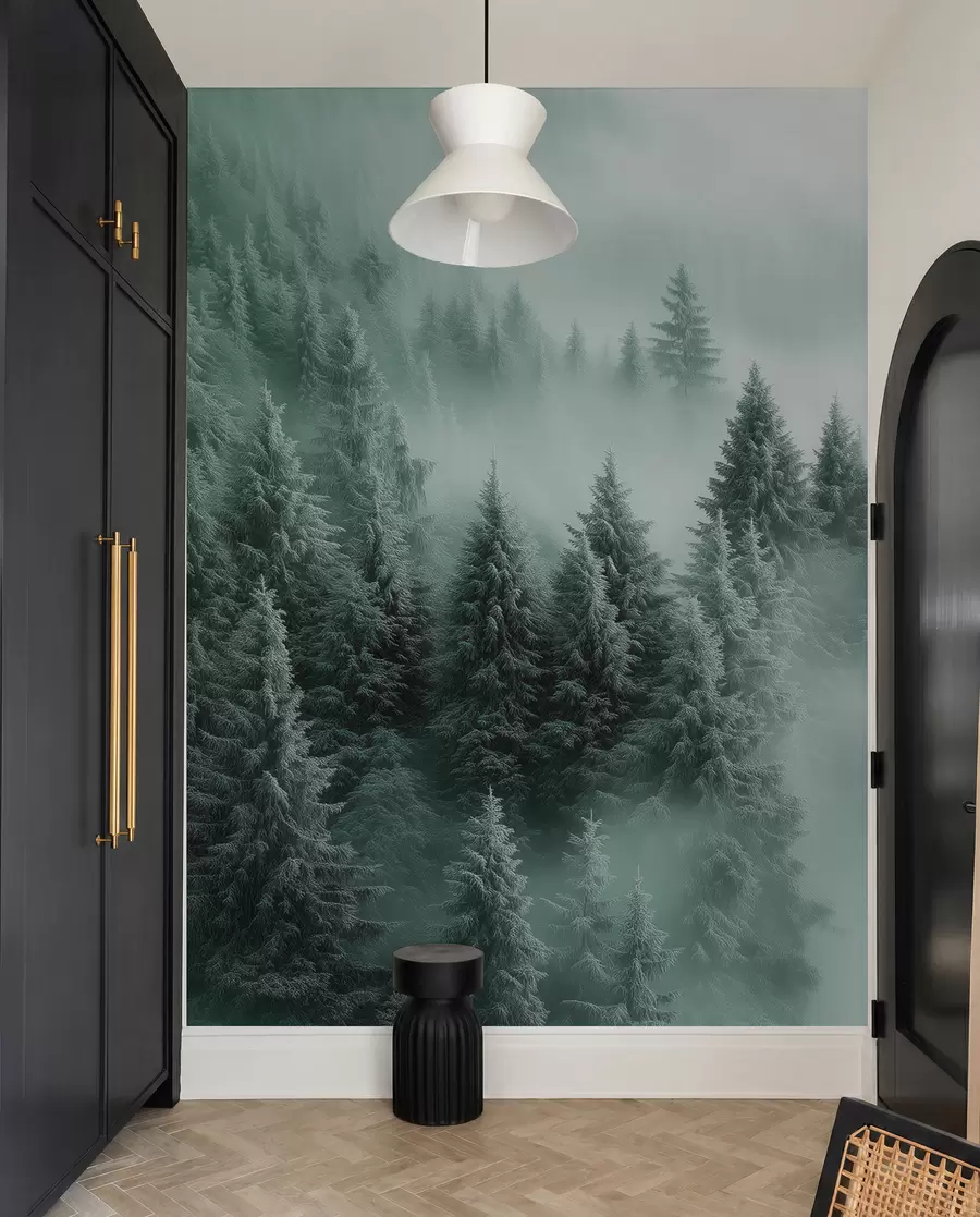 Fotobehang Dikke mist omhult een besneeuwd ochtendbos in groentinten w02064v1