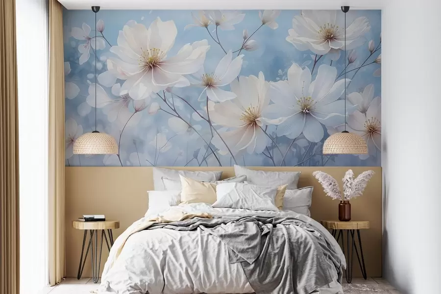 Fotobehang Delicate witte bloemen met zachte bloemblaadjes tegen een onscherpe blauwe achtergrond, die een serene en etherische sfeer creëert w08412