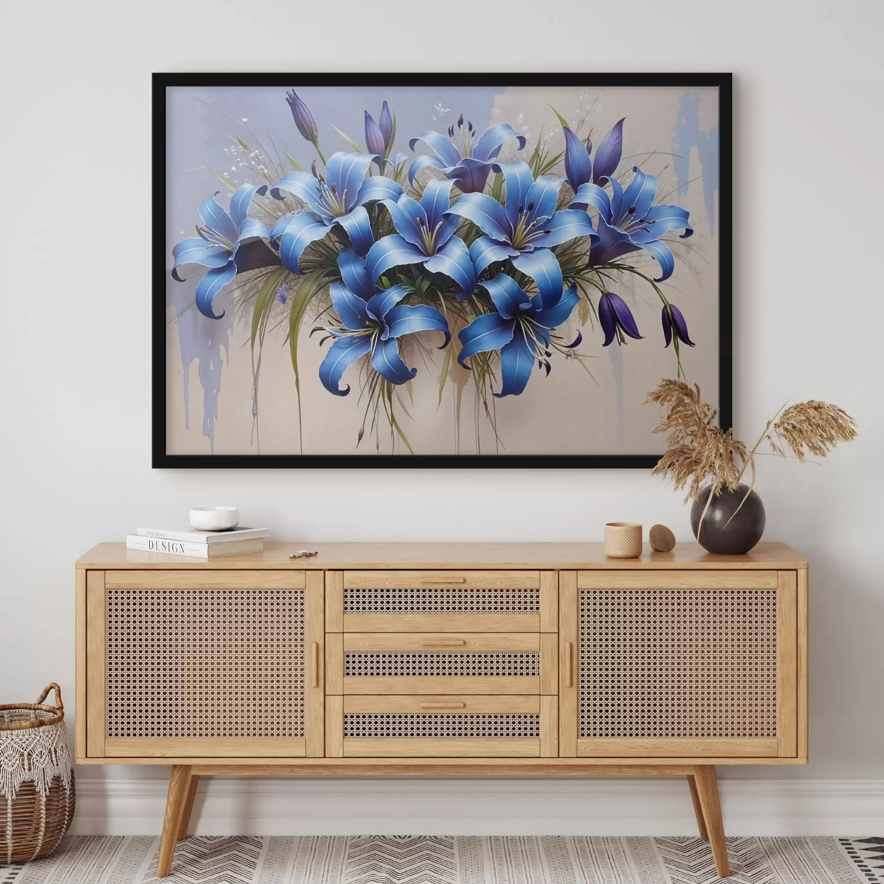 Fotobehang Een boeket van levendige blauwe en paarse bloemen met delicate bloemblaadjes en groene bladeren tegen een lichte achtergrond f41714