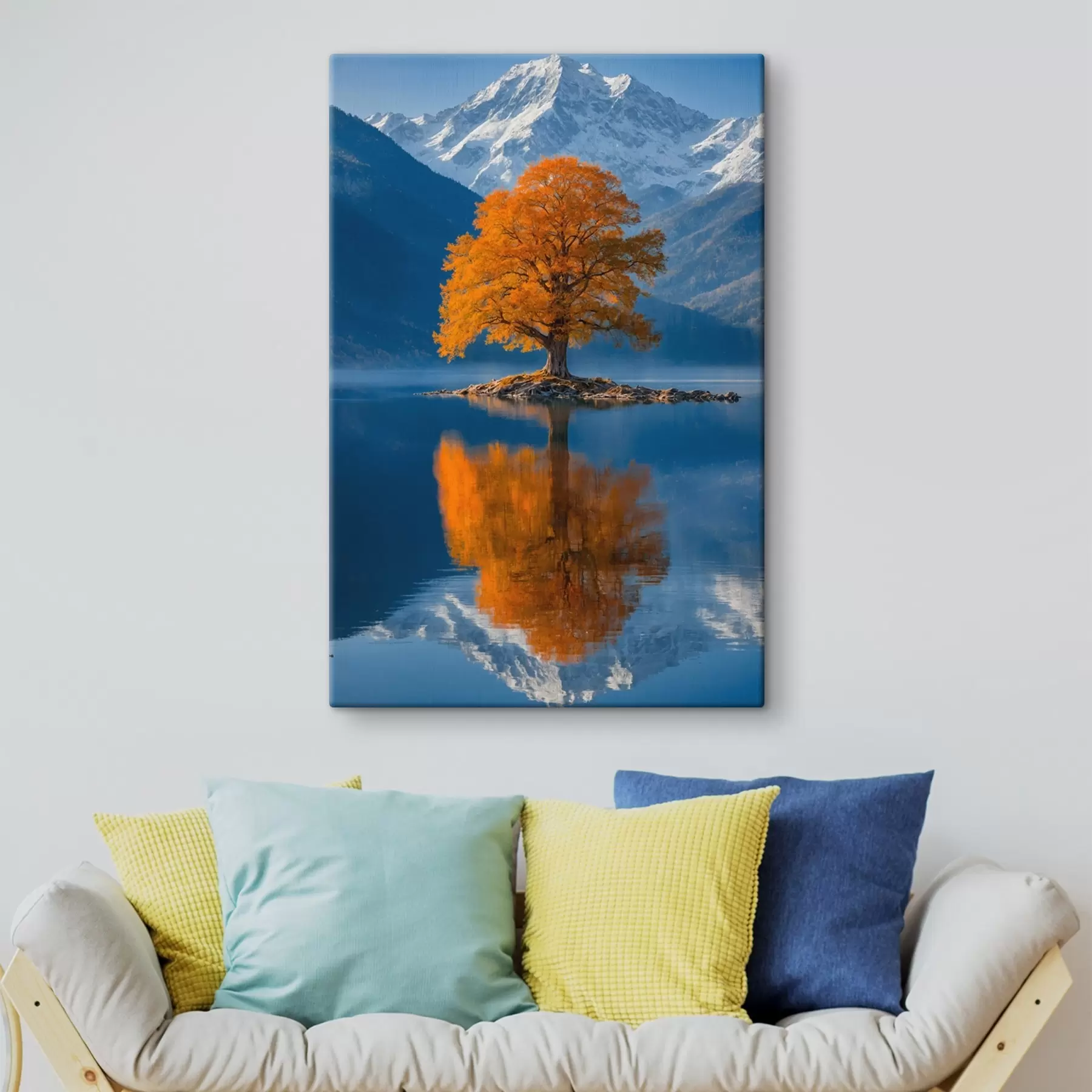 Fotobehang Boom in het midden van meer op bergachtergrond s41585