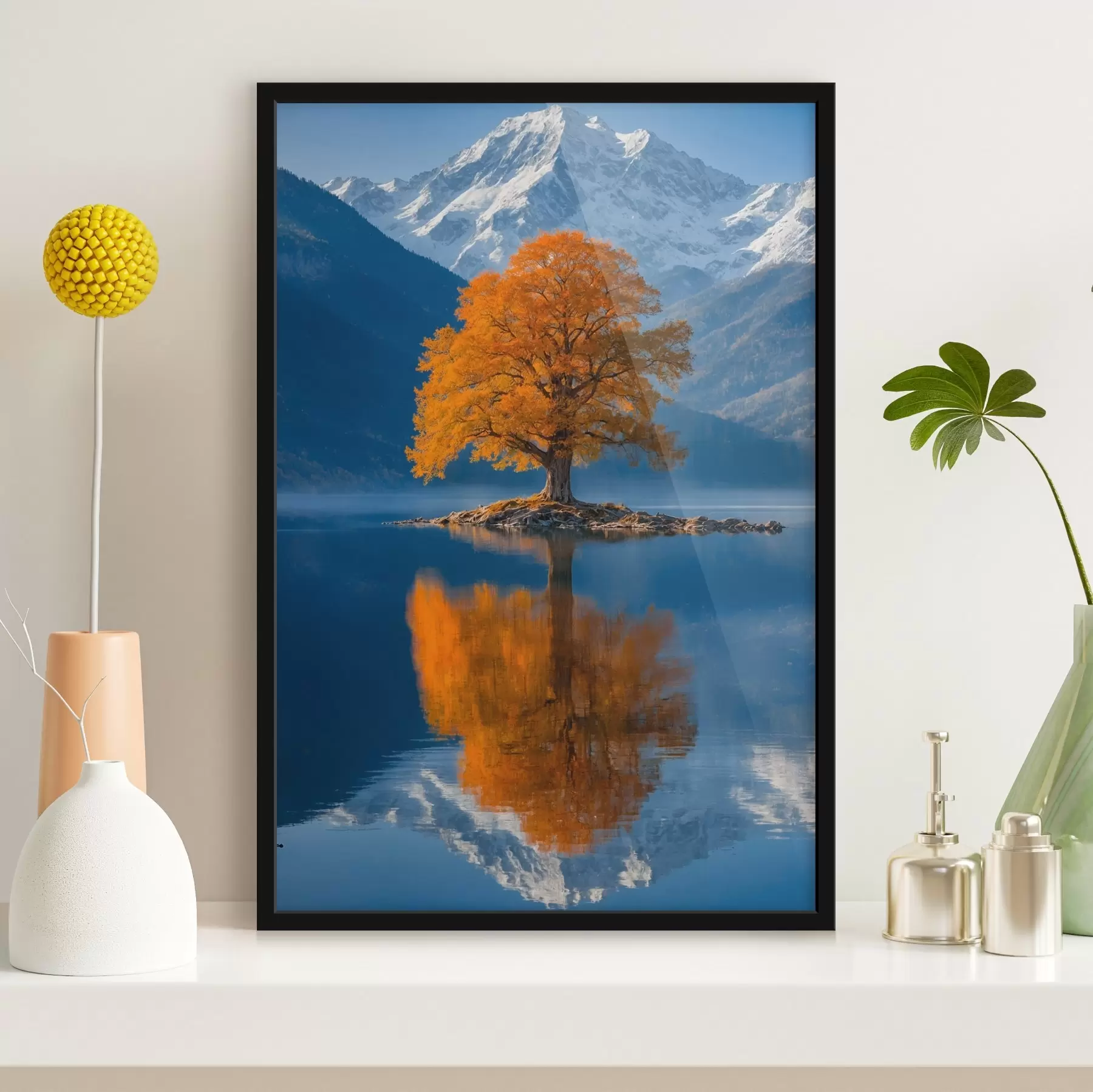 Fotobehang Boom in het midden van meer op bergachtergrond f41585