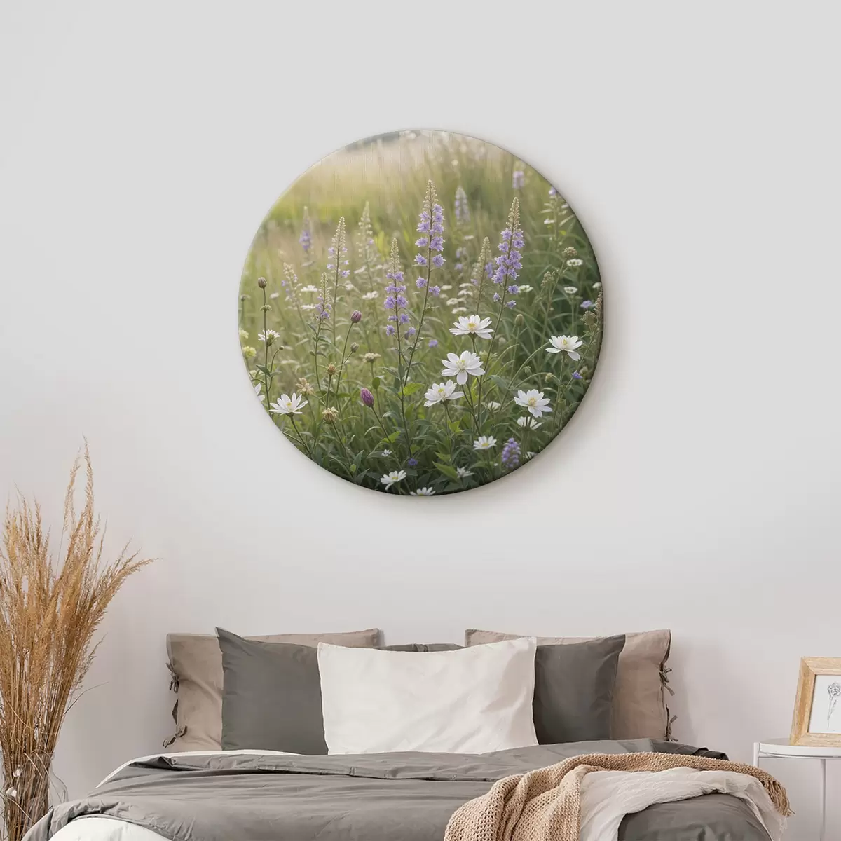 Ronde schilderijen Een veld met witte madeliefjes en paarse lupinen met hoog gras op de achtergrond r39404