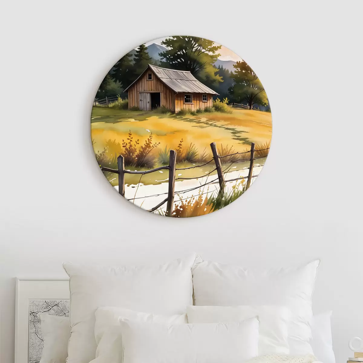 Ronde schilderijen Een oud houten huis in een landelijke omgeving, omgeven door een grasveld, pijnbomen en bergen r40394