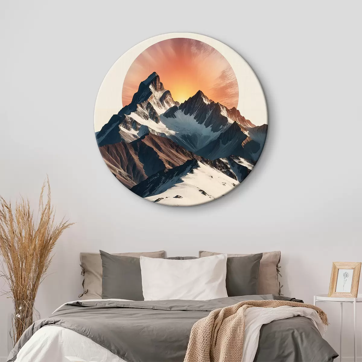 Ronde schilderijen Bergtoppen tegen een levendige avondrood, met een grote zon in het achtergrondlandschap r38766