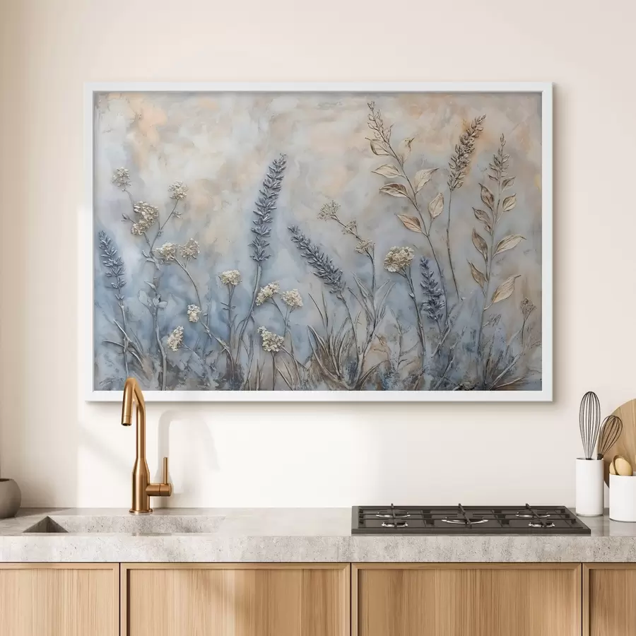 Fotobehang Een veld met verschillende wilde bloemen en planten in blauw-, wit- en beigetinten tegen een zachte, wazige achtergrond f42214