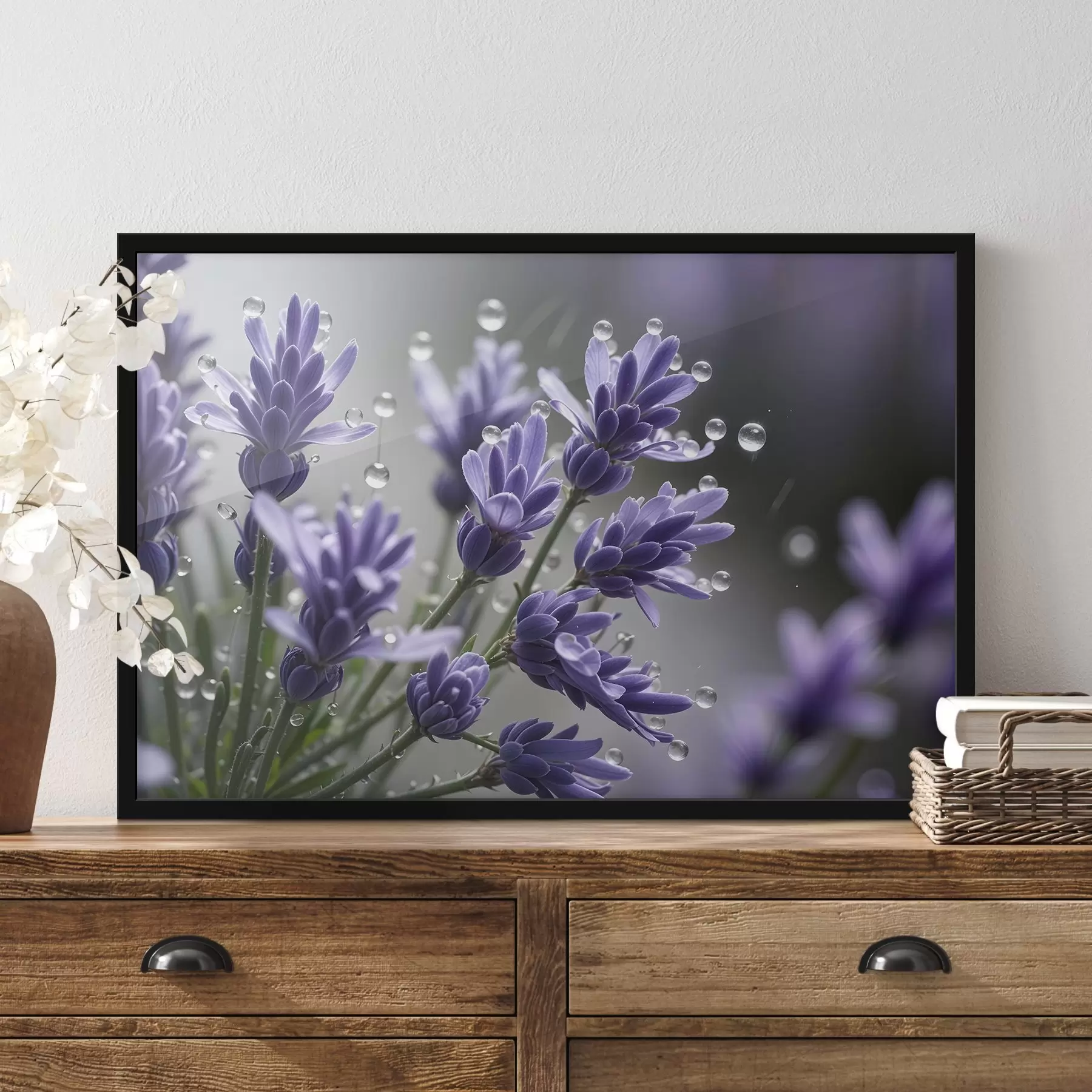 Fotobehang Paarse lavendelbloemen met waterdruppels op de bloemblaadjes, tegen een onscherpe achtergrond f42229