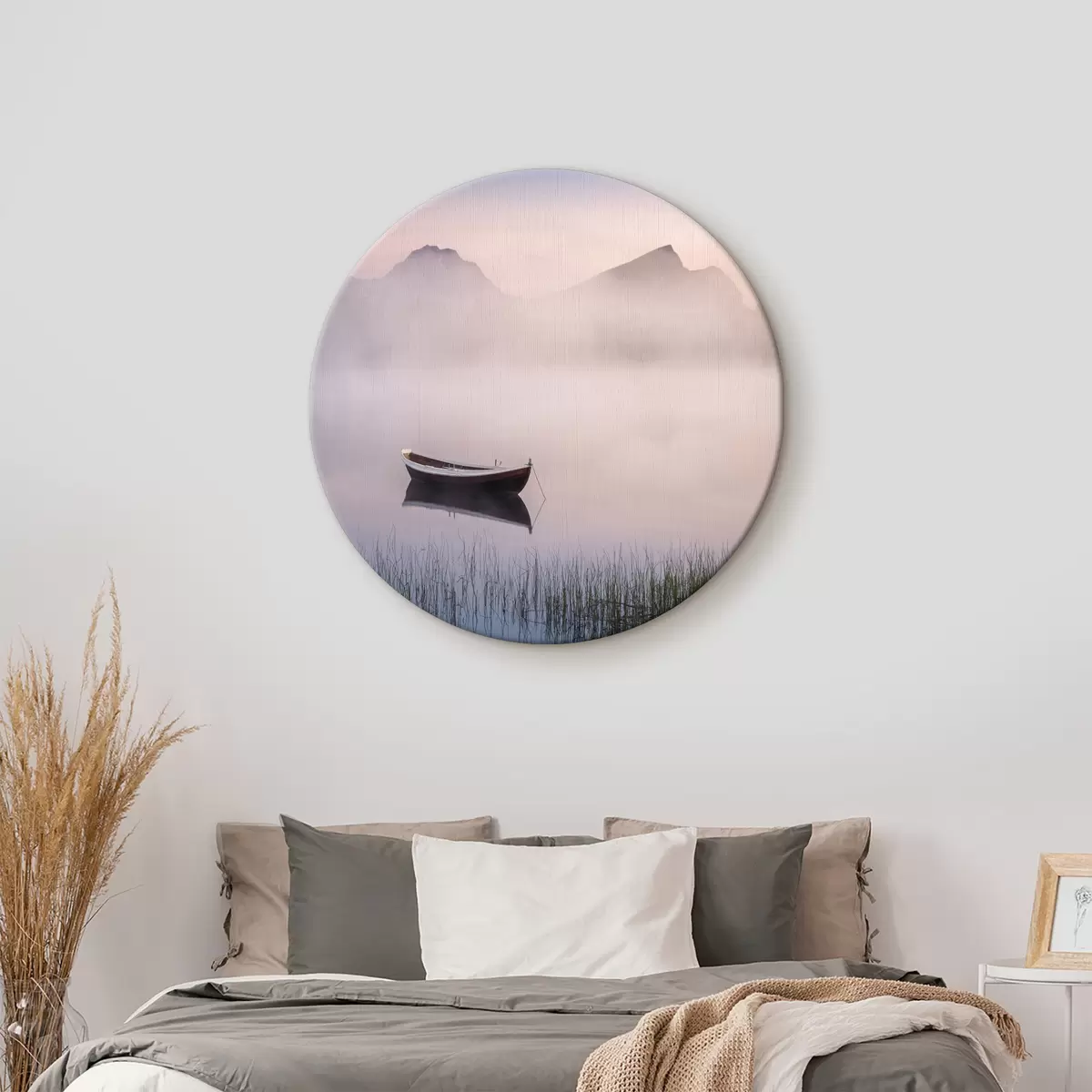 Ronde schilderijen Boot op een meer met gras en bergen op de achtergrond r37622