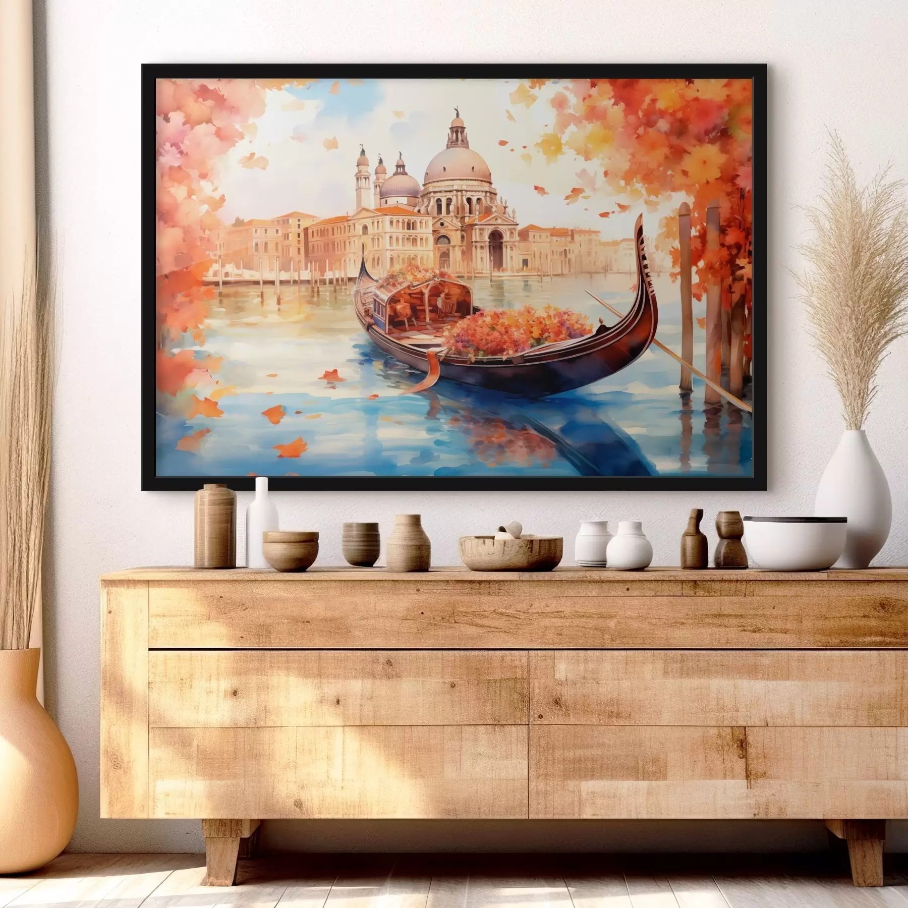 Fotobehang Een herfstgezicht op Venetië met een gondel omringd door fel oranje en rode bladeren, met weerspiegelingen van gebouwen in het kalme kanaalwater. f42576