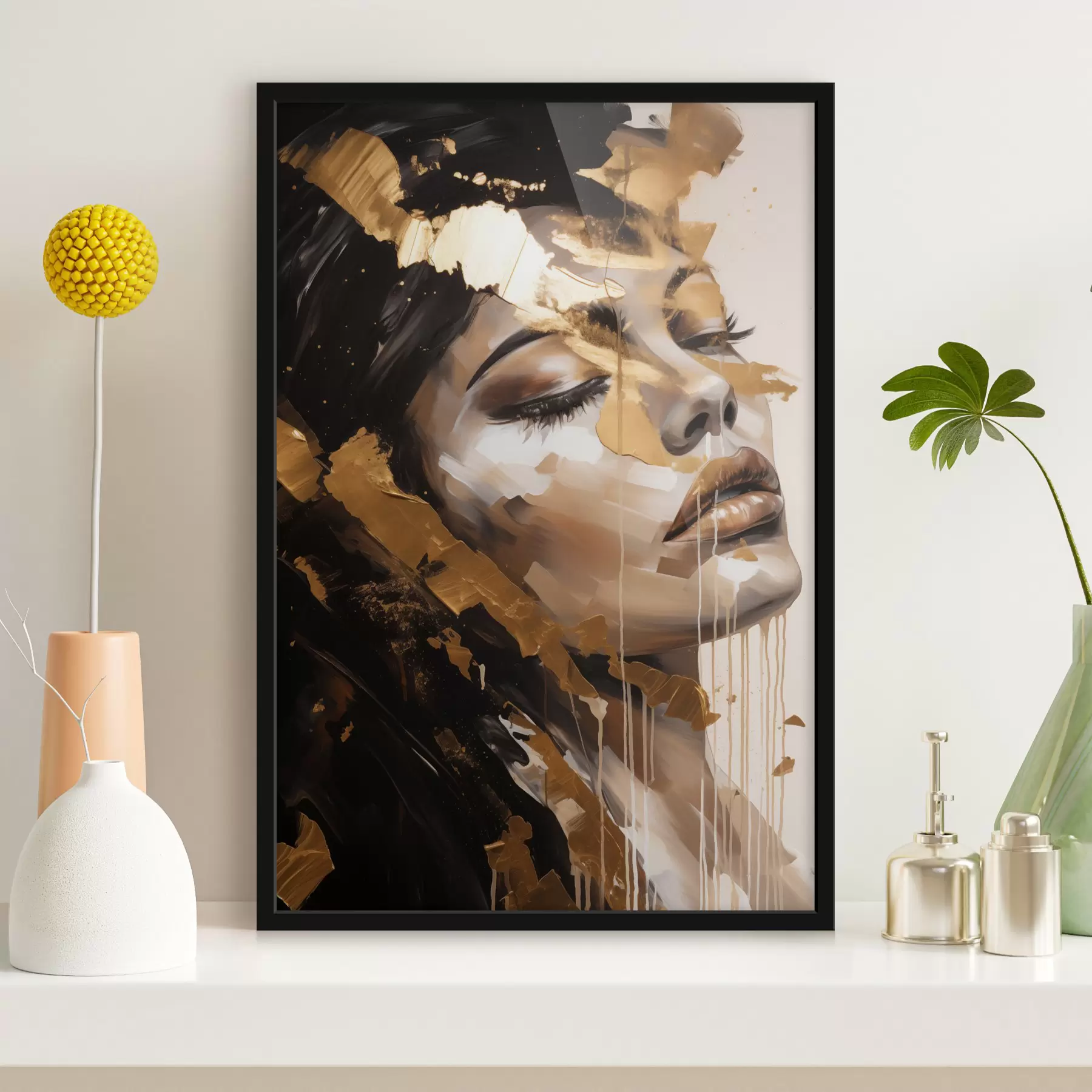 Fotobehang Een abstract portret van een vrouw met een zachte gezichtsuitdrukking, weergegeven in warme tinten met dynamische penseelstreken die diepte en emotie toevoegen. f42627