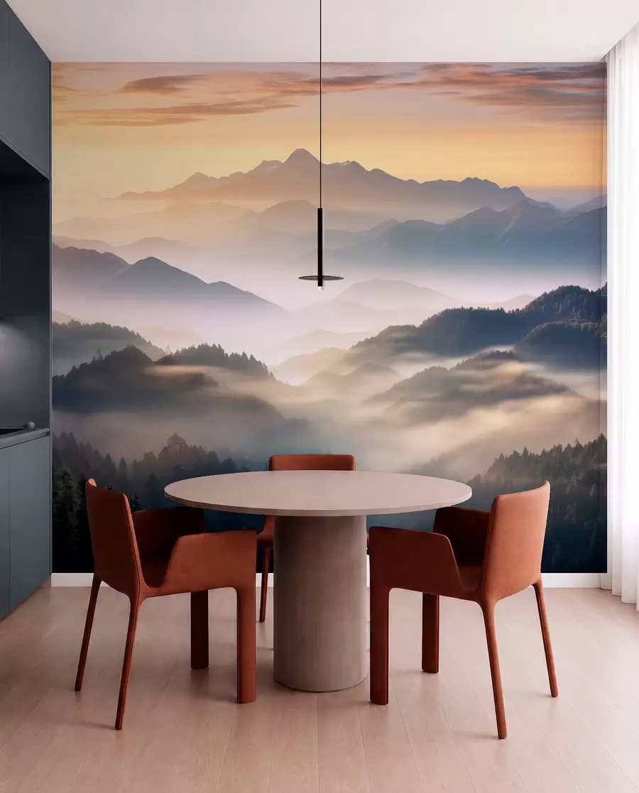 Fotobehang Sereen berglandschap bij zonsopgang, met zachte mist die de dennenbomen omhult w08748