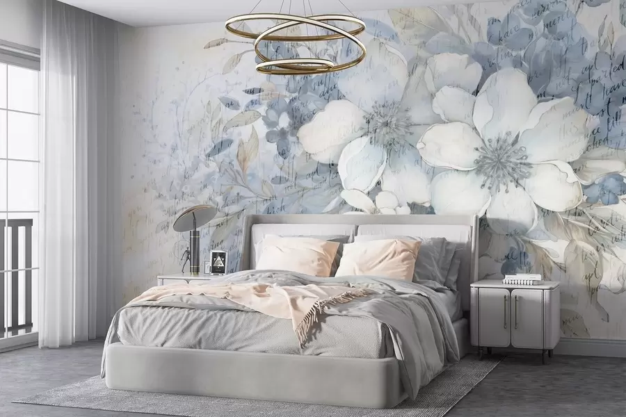 Fotobehang Een zachte muurimitatie met textuur van witte en blauwe bloemen, tegen een bleke achtergrond met vage handgeschreven tekst w08771