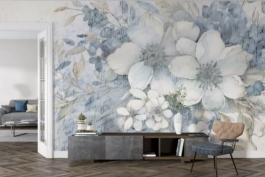 Fotobehang Een zachte muurimitatie met textuur van witte en blauwe bloemen, tegen een bleke achtergrond met vage handgeschreven tekst w08771