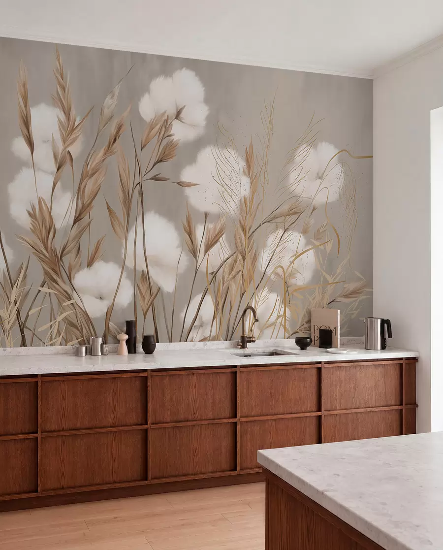 Fotobehang Zachte, pluizige katoenen witte bloemen en hoge oranje aartjes tegen een beige achtergrond met zachte structuur w08784