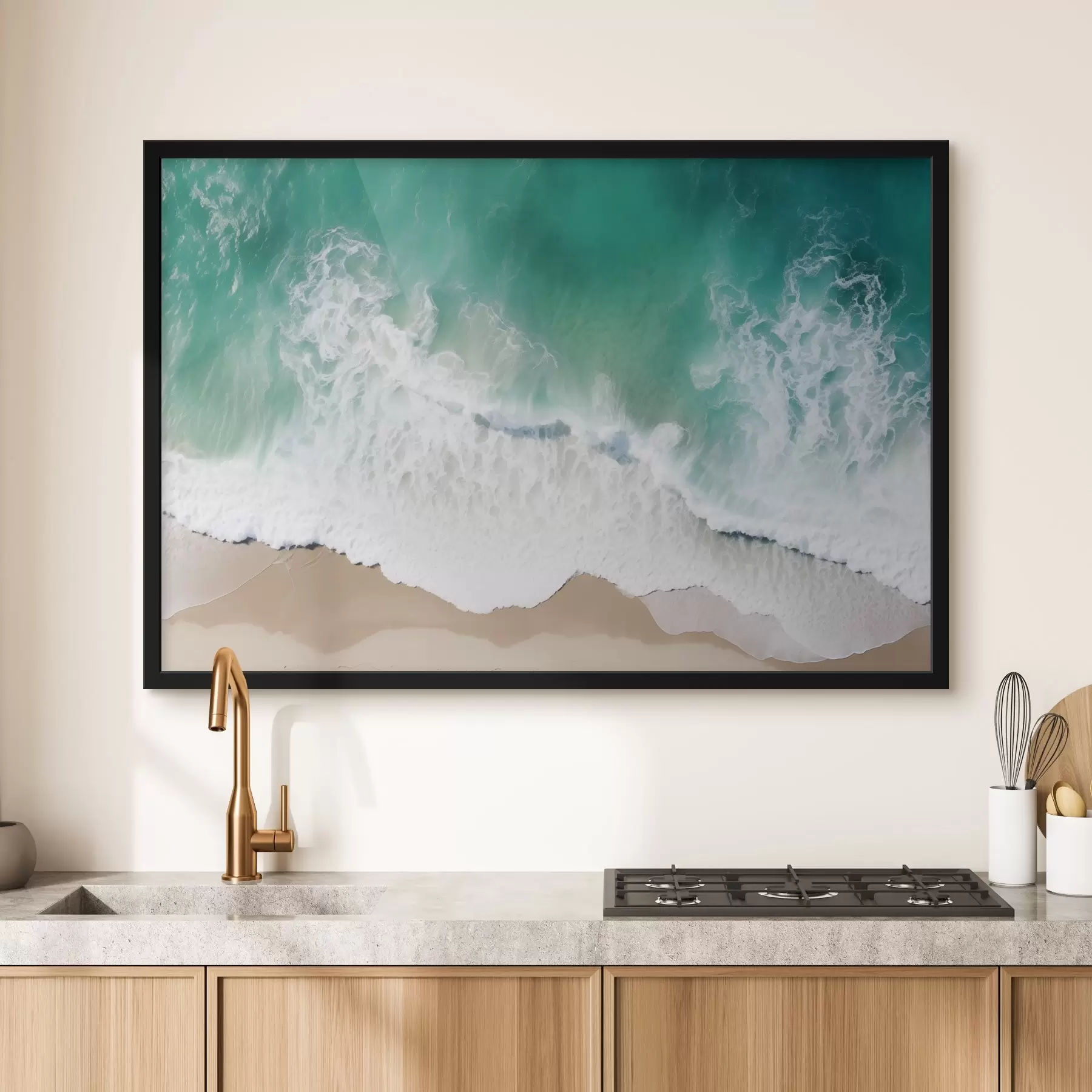 Fotobehang Luchtfoto van een kustlijn met turquoise golven die zachtjes op het zandstrand rollen f42930