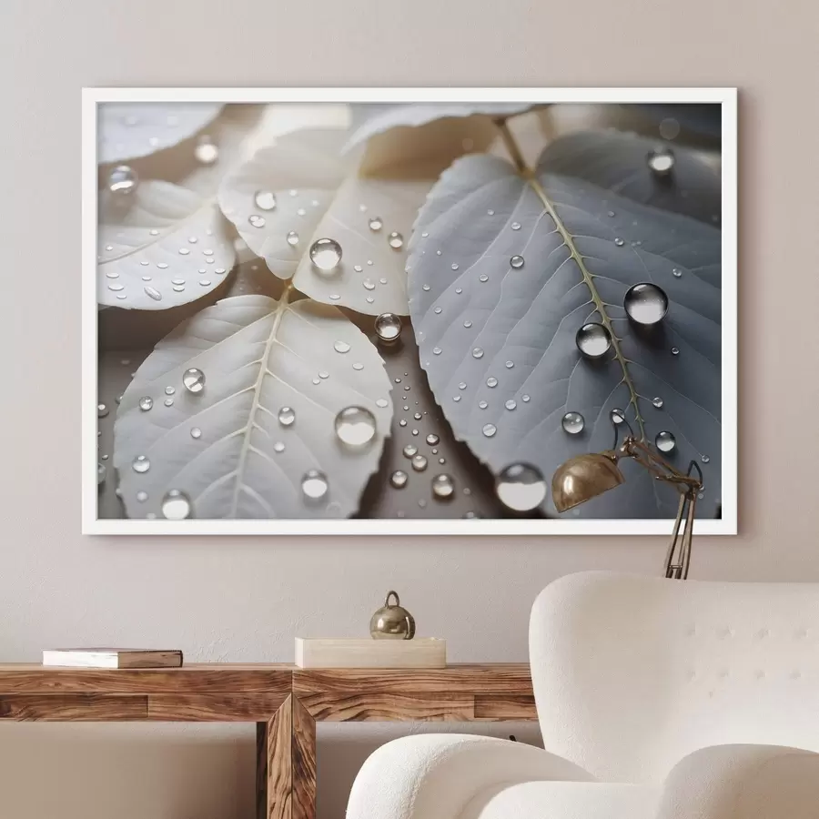 Fotobehang Close-up van witte bladeren bedekt met waterdruppels, een minimalistische compositie, neutrale achtergrond f43159