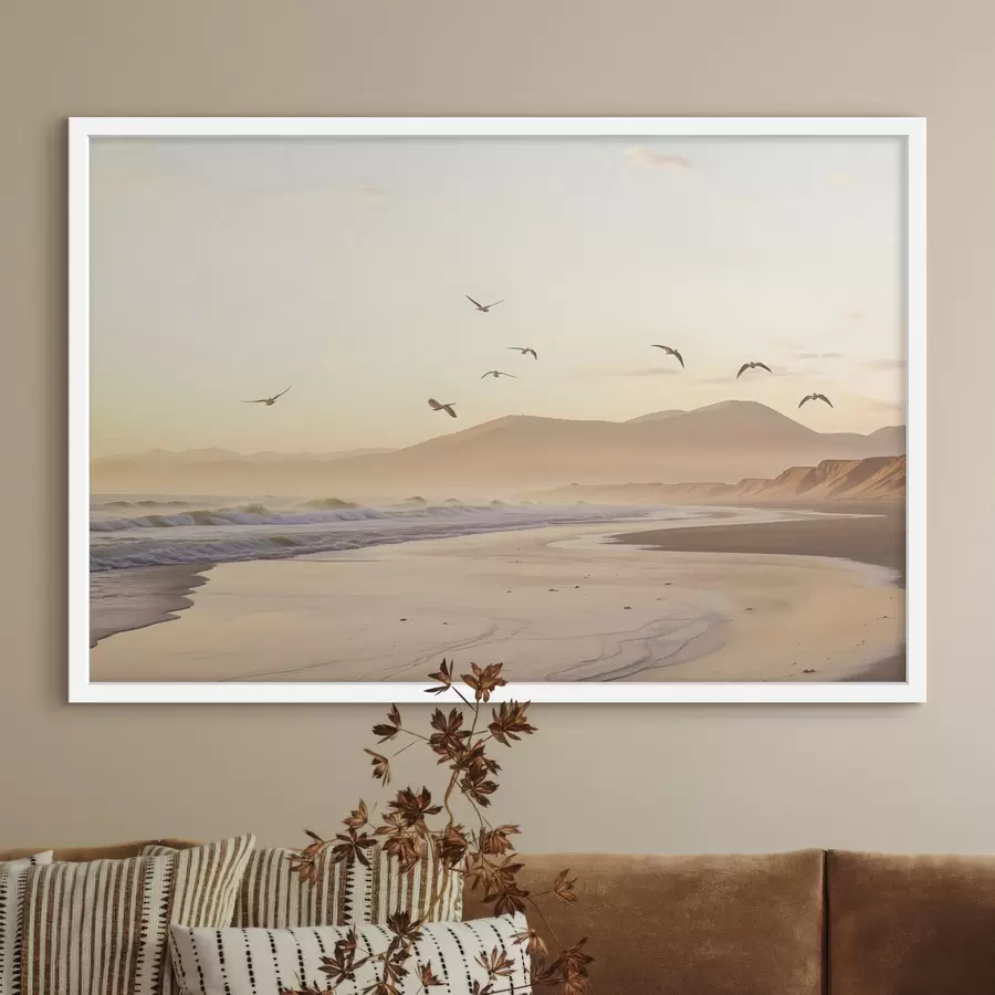 Fotobehang Vogels vliegen over het strand met oceaan, bergen op de achtergrond, warme kleuren, zacht pastel palet f43162