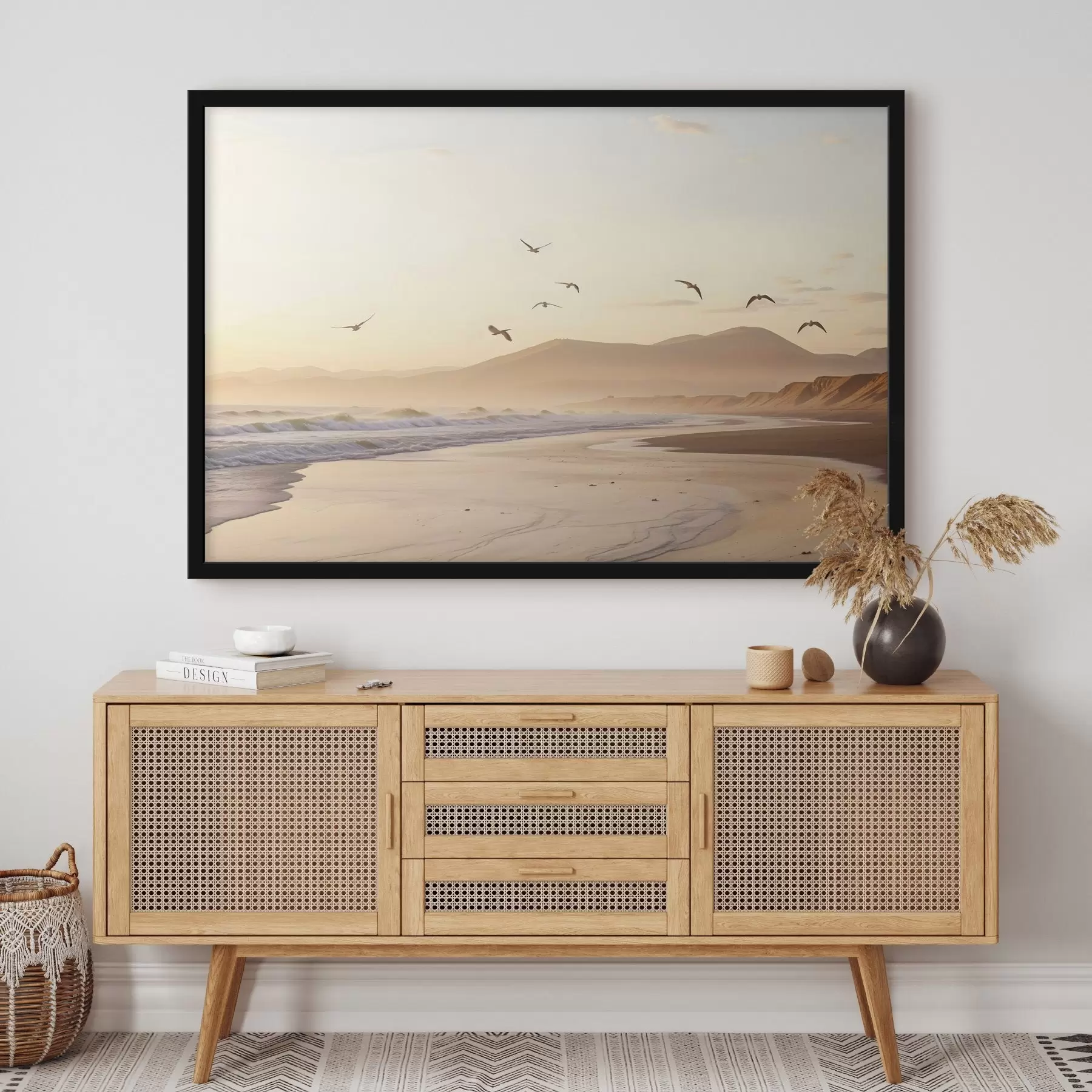  Schilderijen Vogels vliegen over het strand met oceaan, bergen op de achtergrond, warme kleuren, zacht pastel palet f43162