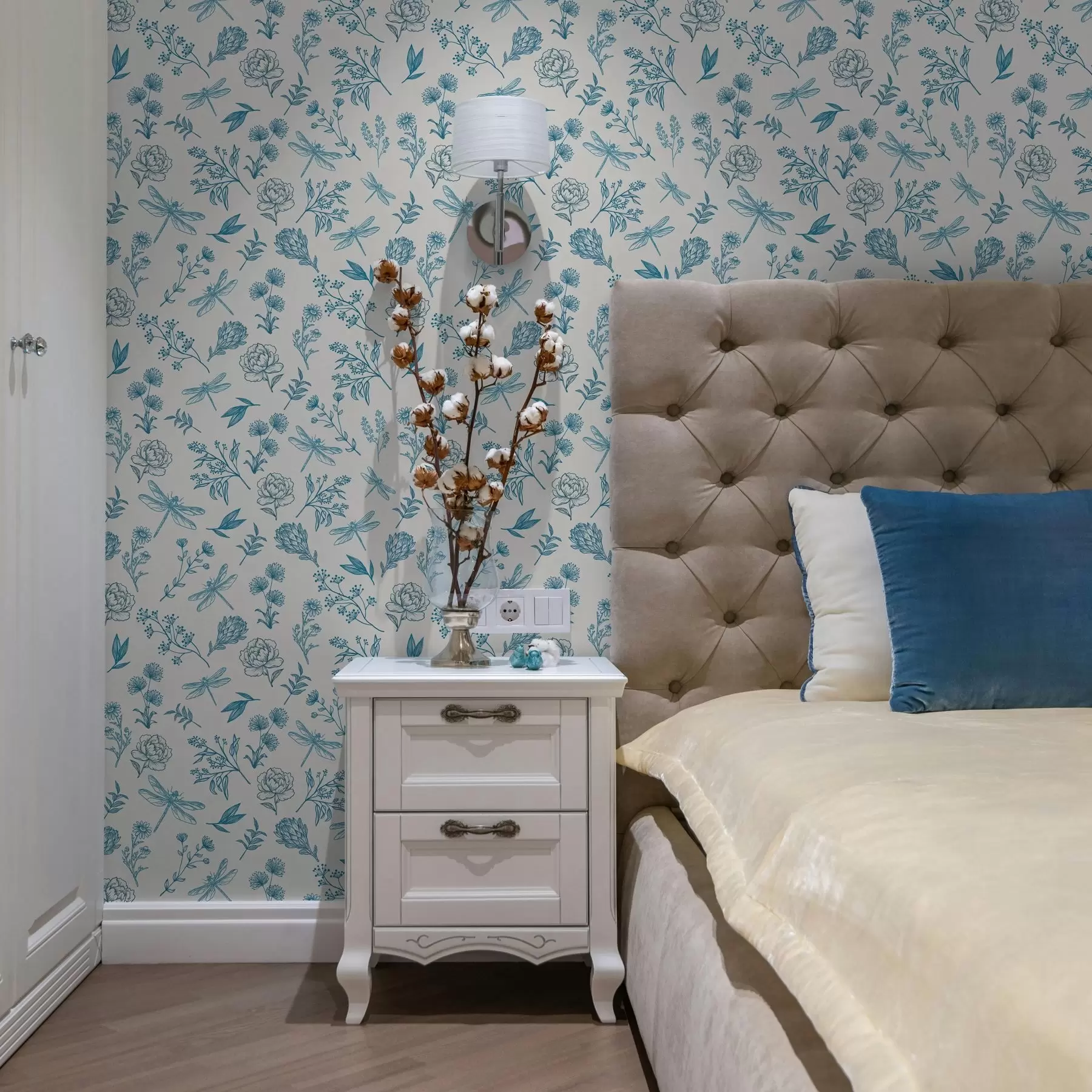 Fotobehang Blauwe bloemen, bladeren en libellen op witte achtergrond a00025