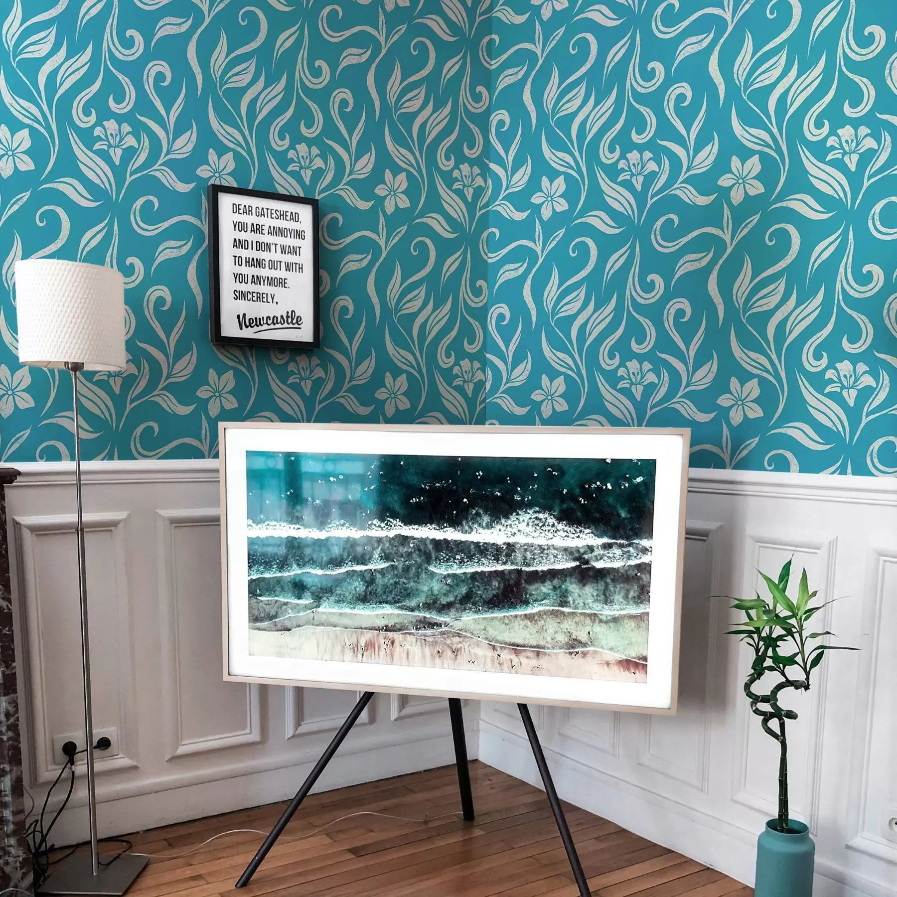 Fotobehang Witte bloemen en bladeren met slijtage op blauwe achtergrond a00038