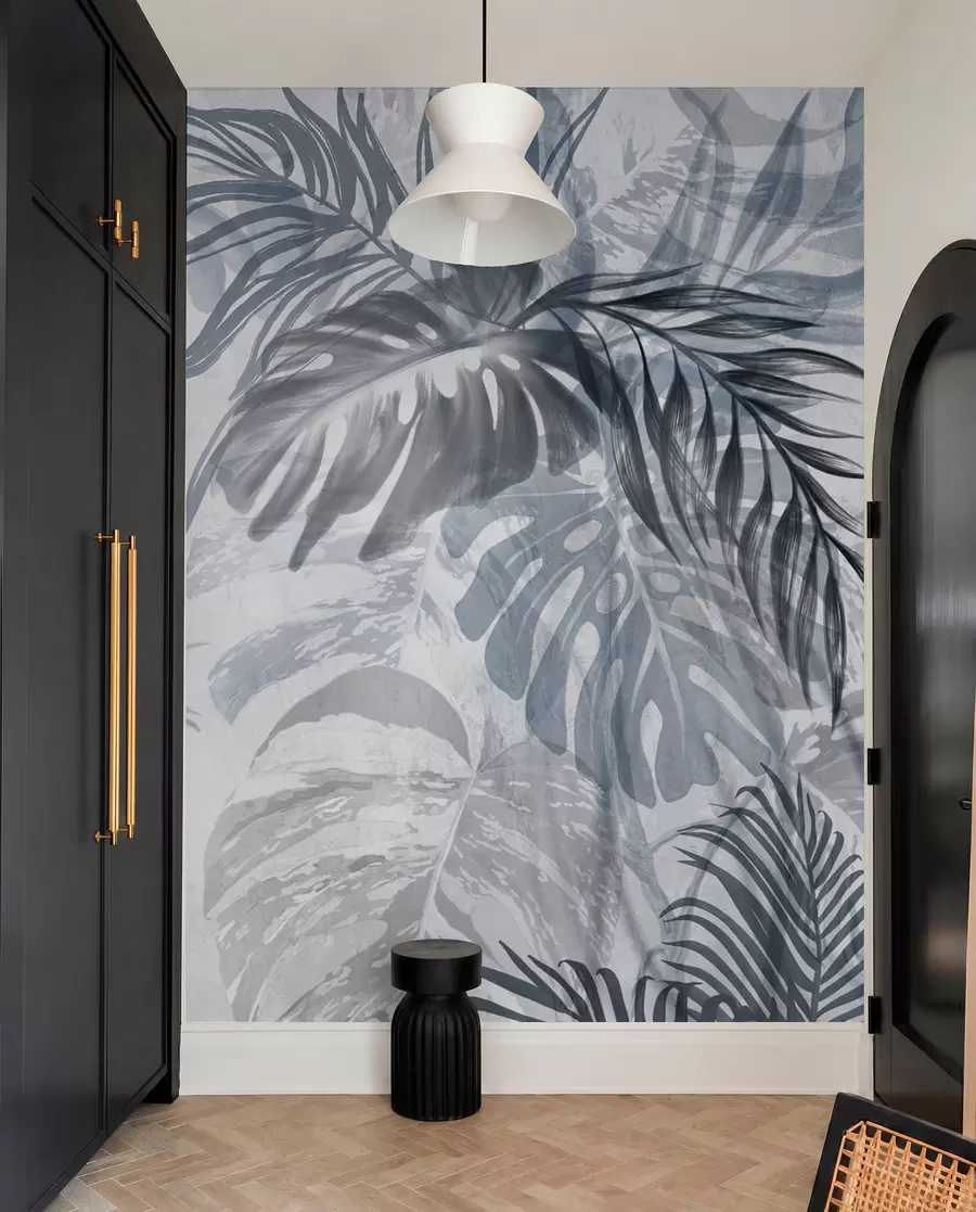 Fotobehang Monstera en palmbladeren in tinten blauw en grijs, botanisch, tropisch gebladerte, jungle planten, getextureerde achtergrond w09011v1