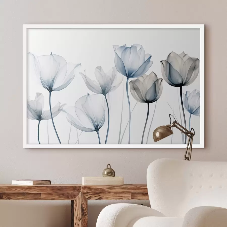 Fotobehang Doorschijnende blauwe en witte tulpen met lange stelen, tegen een effen witte achtergrond f44409