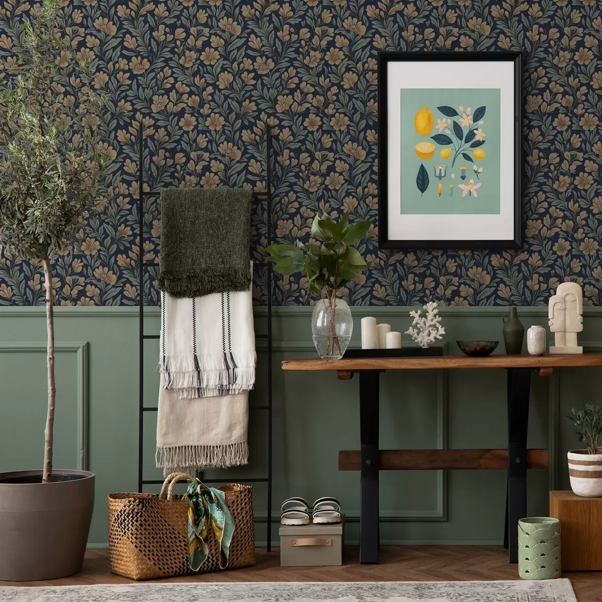 Behang Oranje bloemen op donkerblauwe achtergrond in vintage stijl a00200