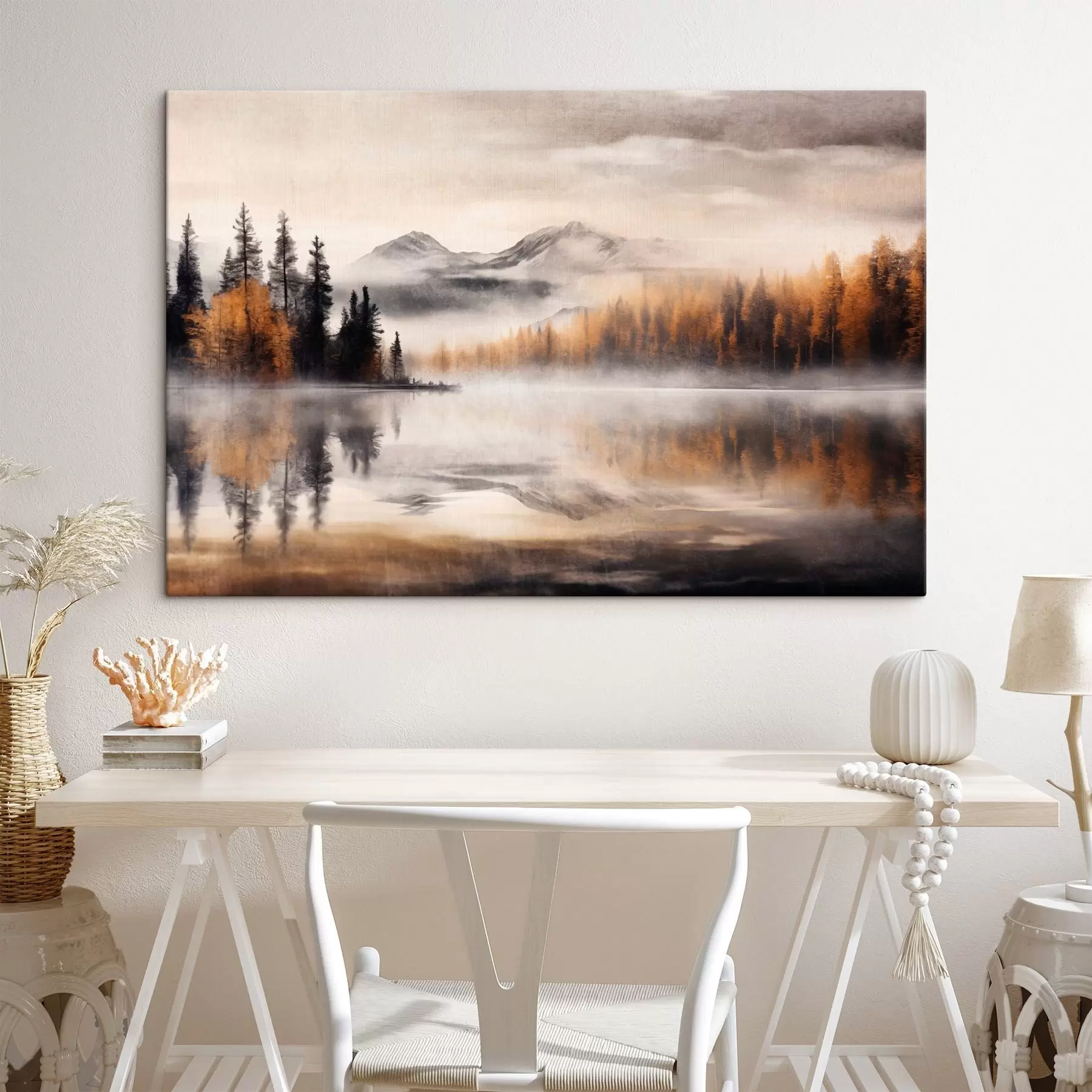 Fotobehang Een mistig meerlandschap met dennenbomen en bergen, bewolkte grijze lucht  s44856