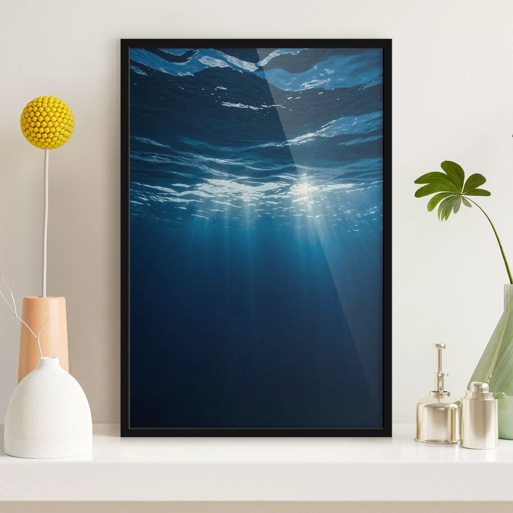 Fotobehang Lichtstralen onder water in diepblauwe oceaan f44897