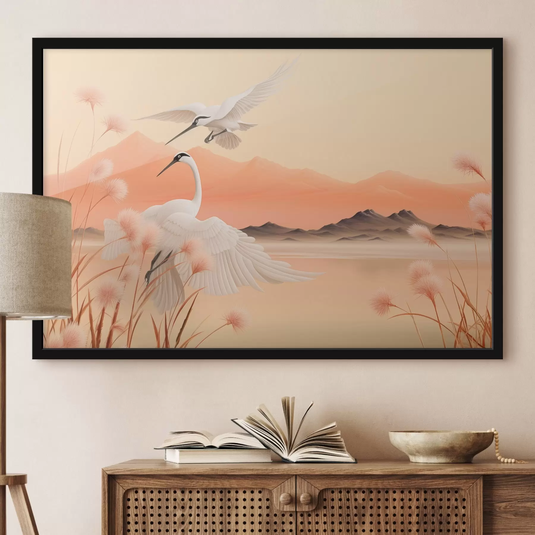  Schilderijen Witte kraanvogels met roze riet op de voorgrond, bergen en een meer op de achtergrond, zacht oranje licht f44925