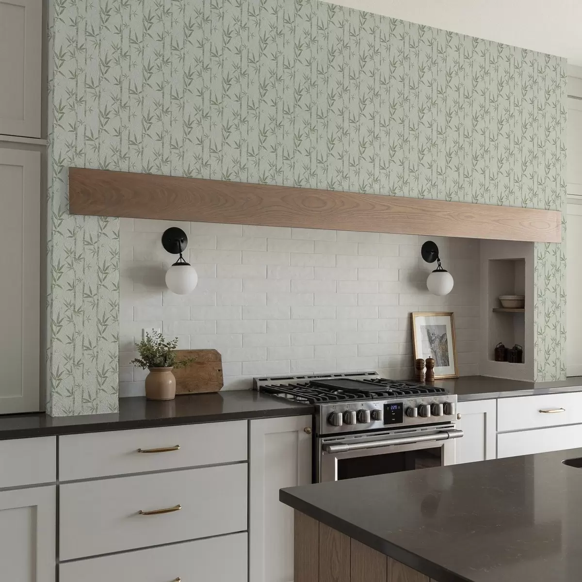 Behang Lichtgroene bamboe op zachte pastelachtergrond a00236v1